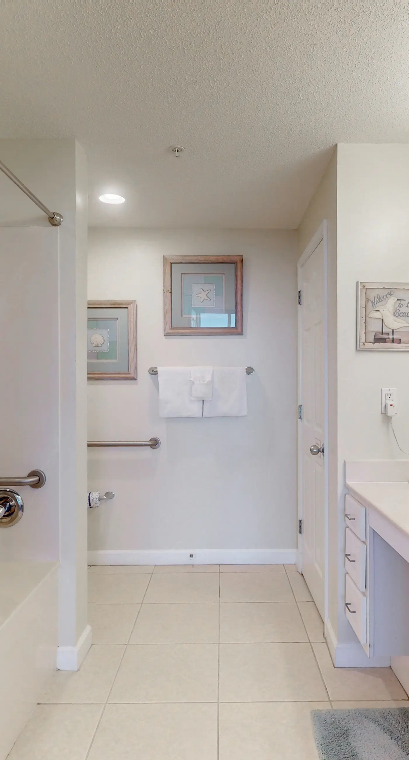 Charming, beachfront condo with furnished balcony & a bi-level pool