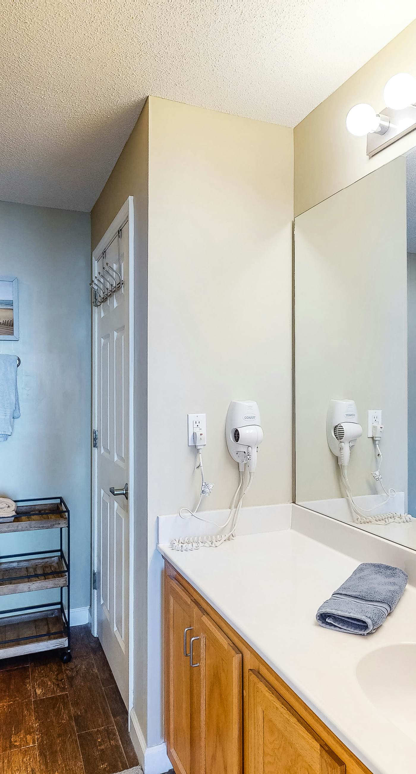 Beachfront dream with furnished balcony, pool & gym