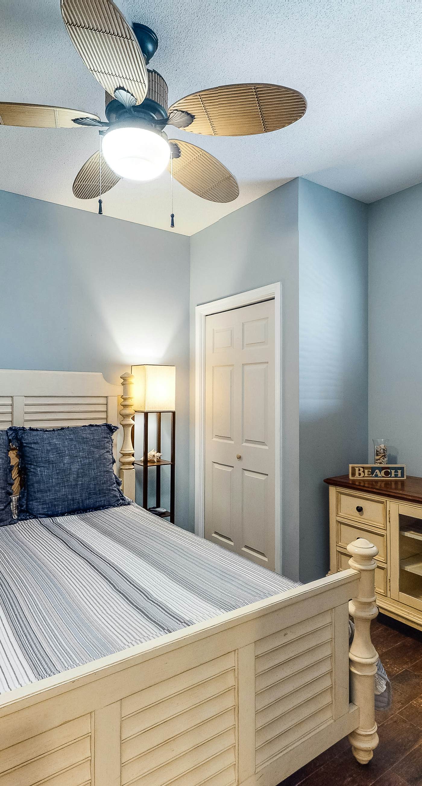 Beachfront dream with furnished balcony, pool & gym