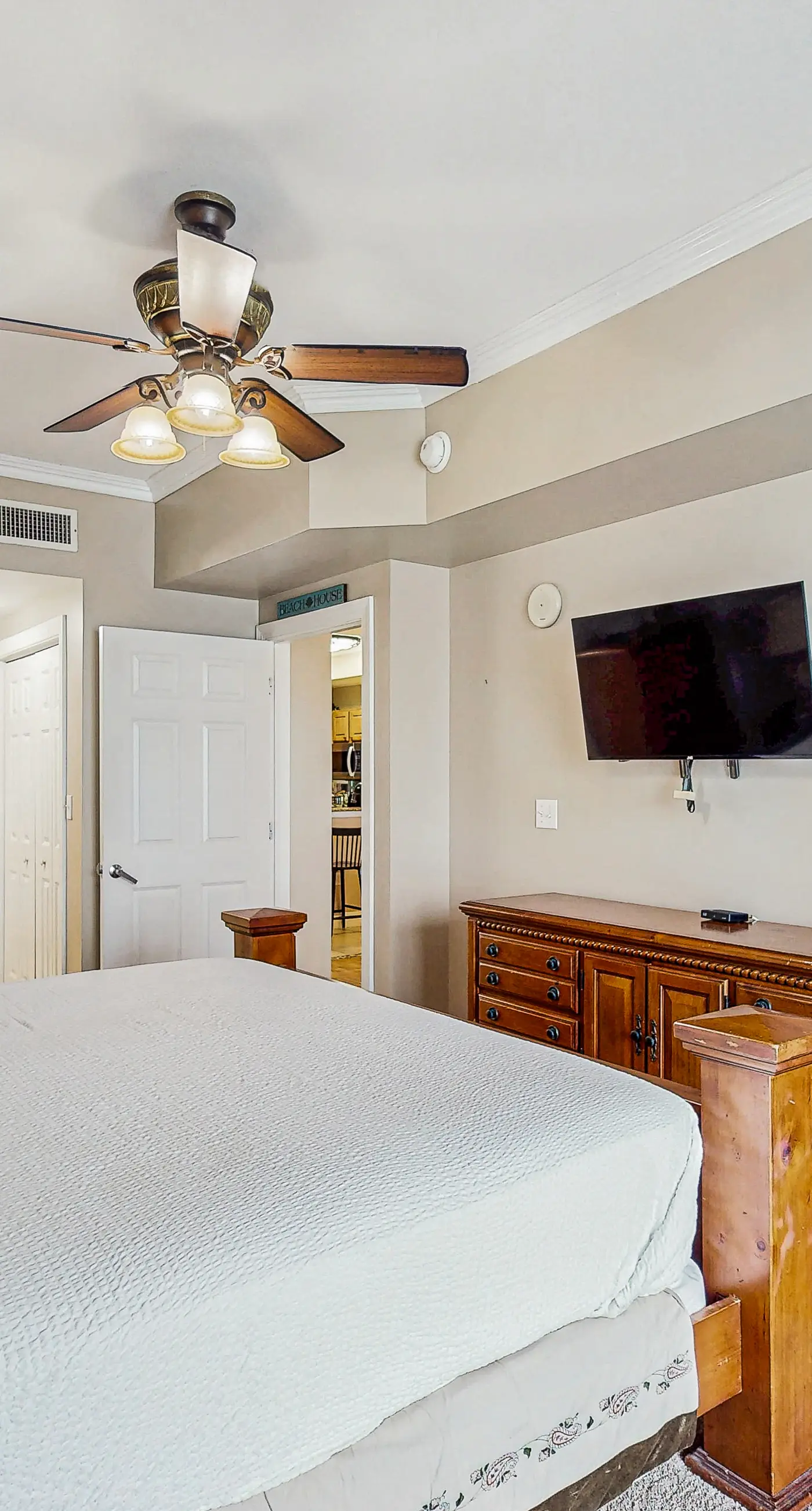Gorgeous beachfront condo, shared pool and beach access