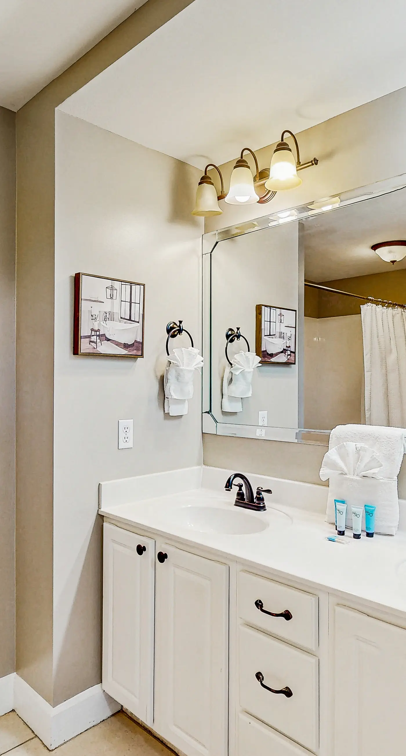 Gorgeous beachfront condo, shared pool and beach access