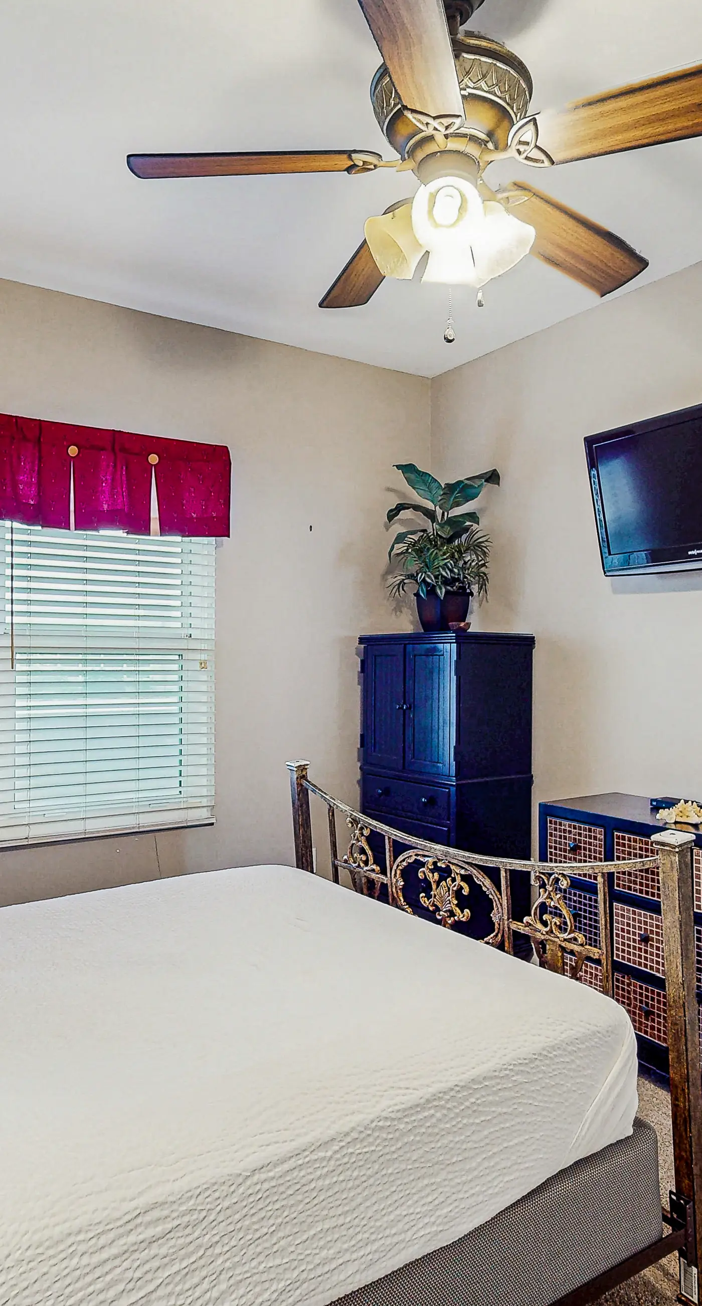 Gorgeous beachfront condo, shared pool and beach access