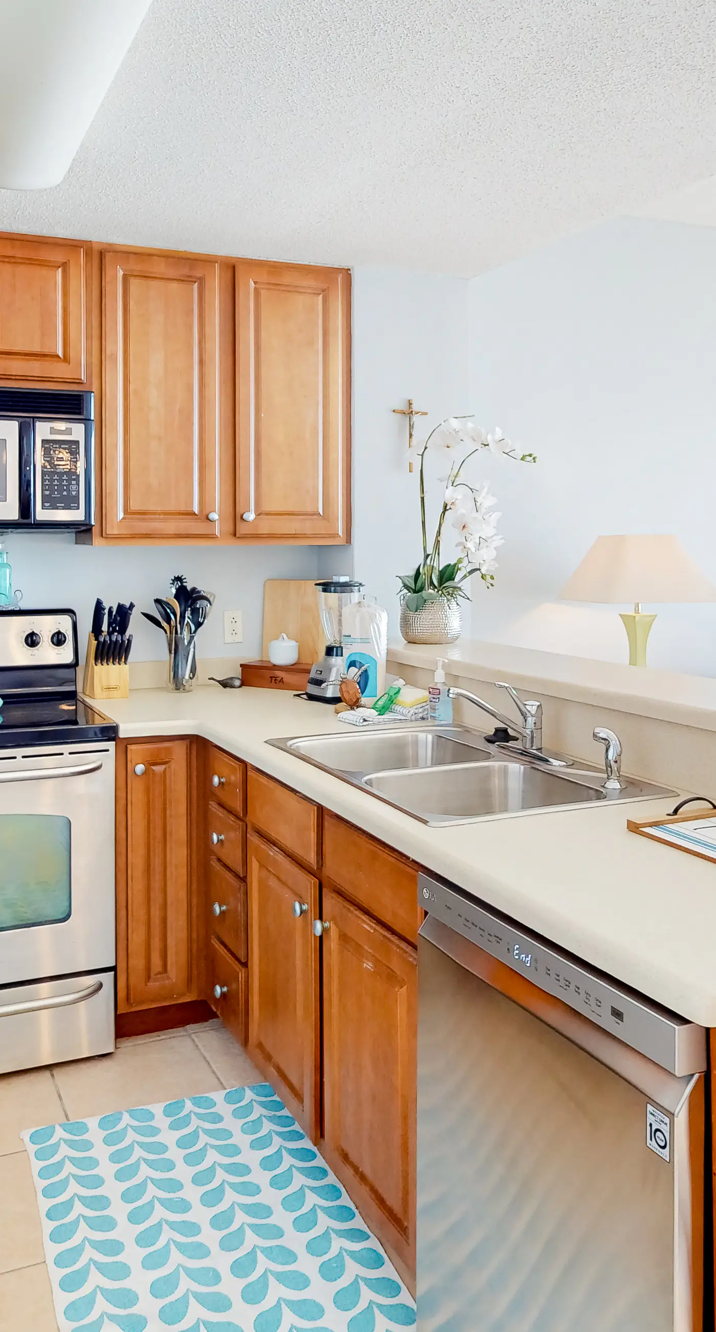 14th-floor gulf-front condo with beach access, pool, gym, & balcony