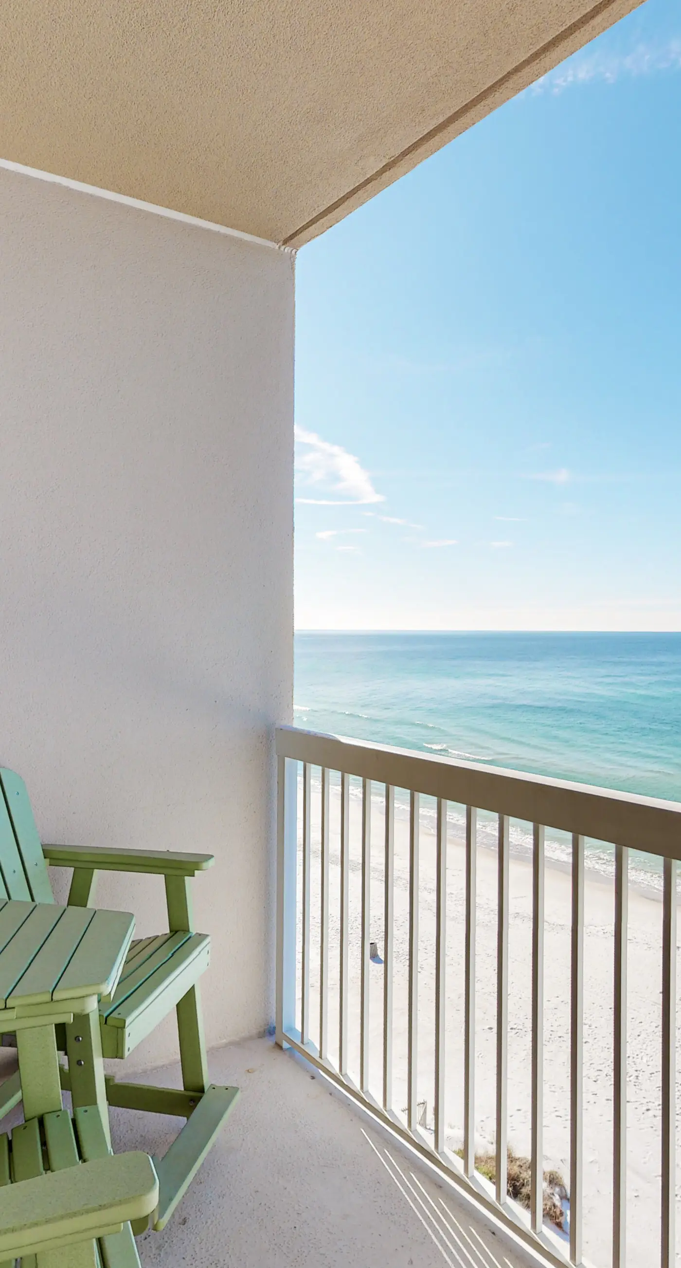 Flat with stunning view, pool, & beach access