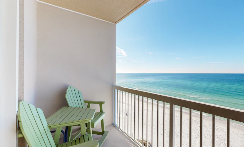Flat with stunning view, pool, & beach access