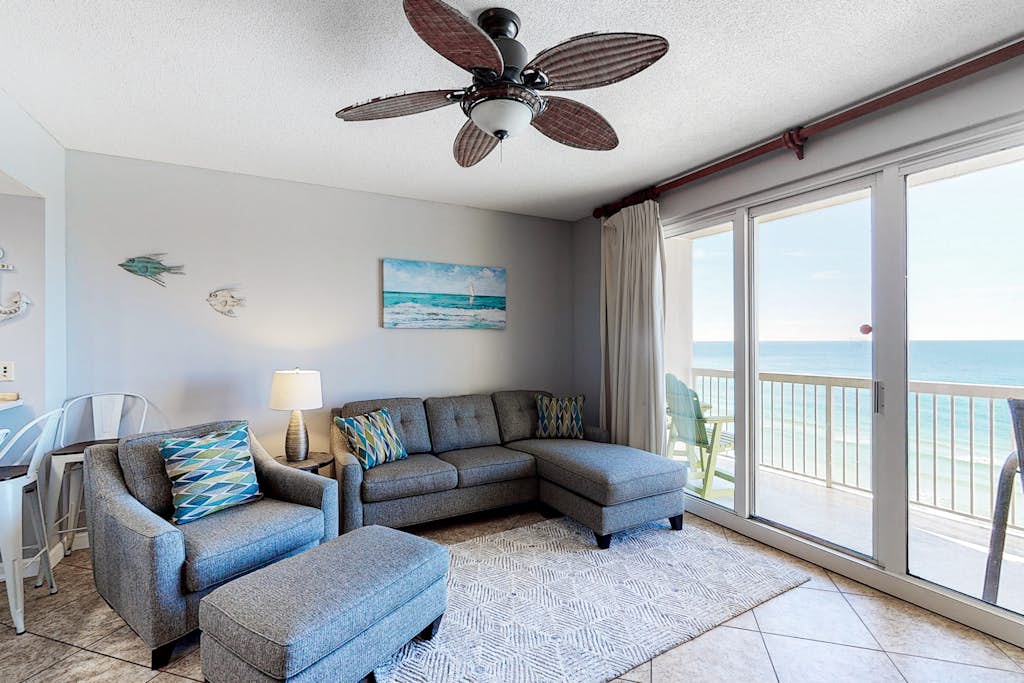 Flat with stunning view, pool, & beach access