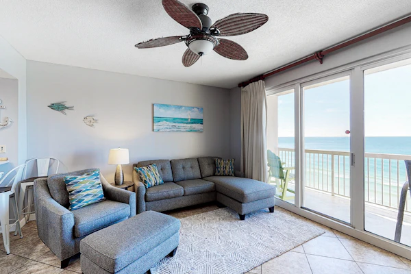 Flat with stunning view, pool, & beach access
