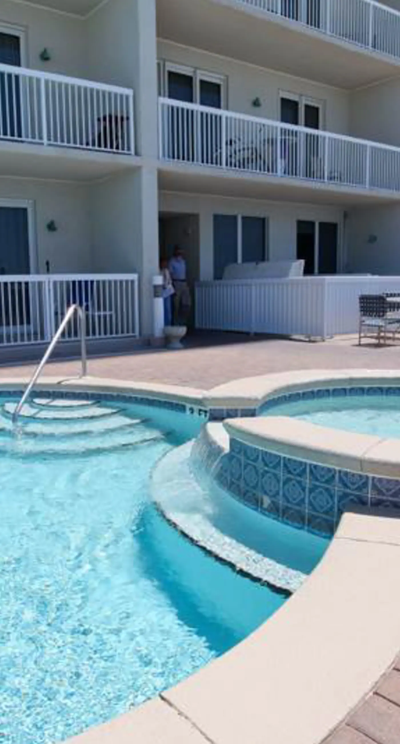 Flat with stunning view, pool, & beach access