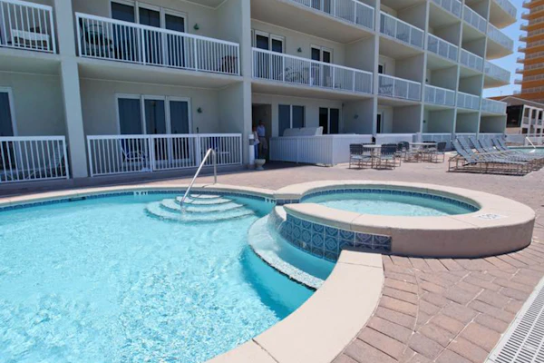 Flat with stunning view, pool, & beach access