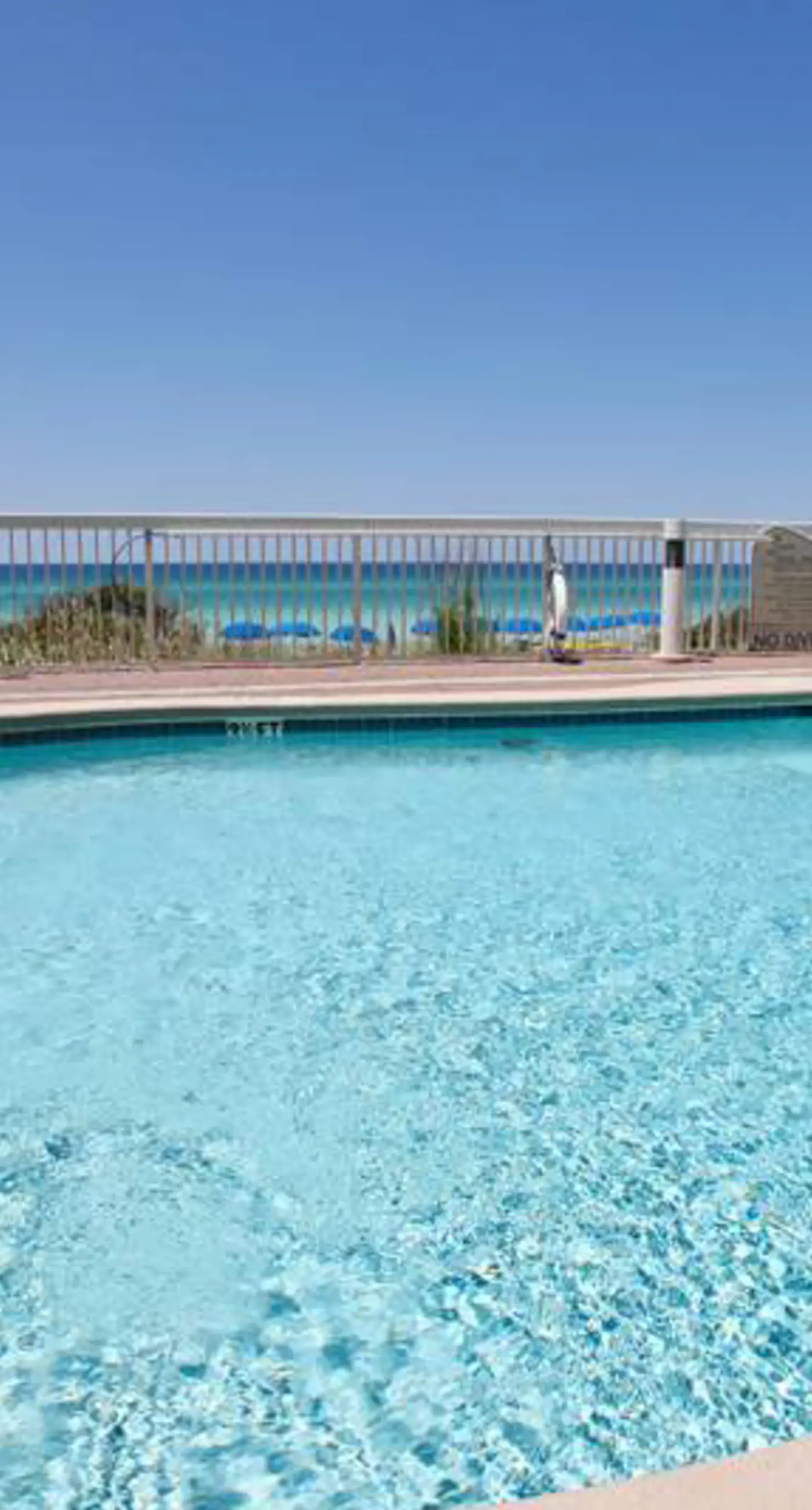 Flat with stunning view, pool, & beach access