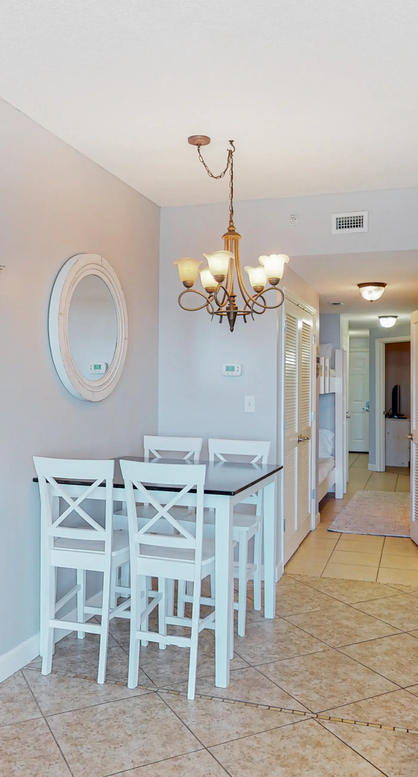 Flat with stunning view, pool, & beach access