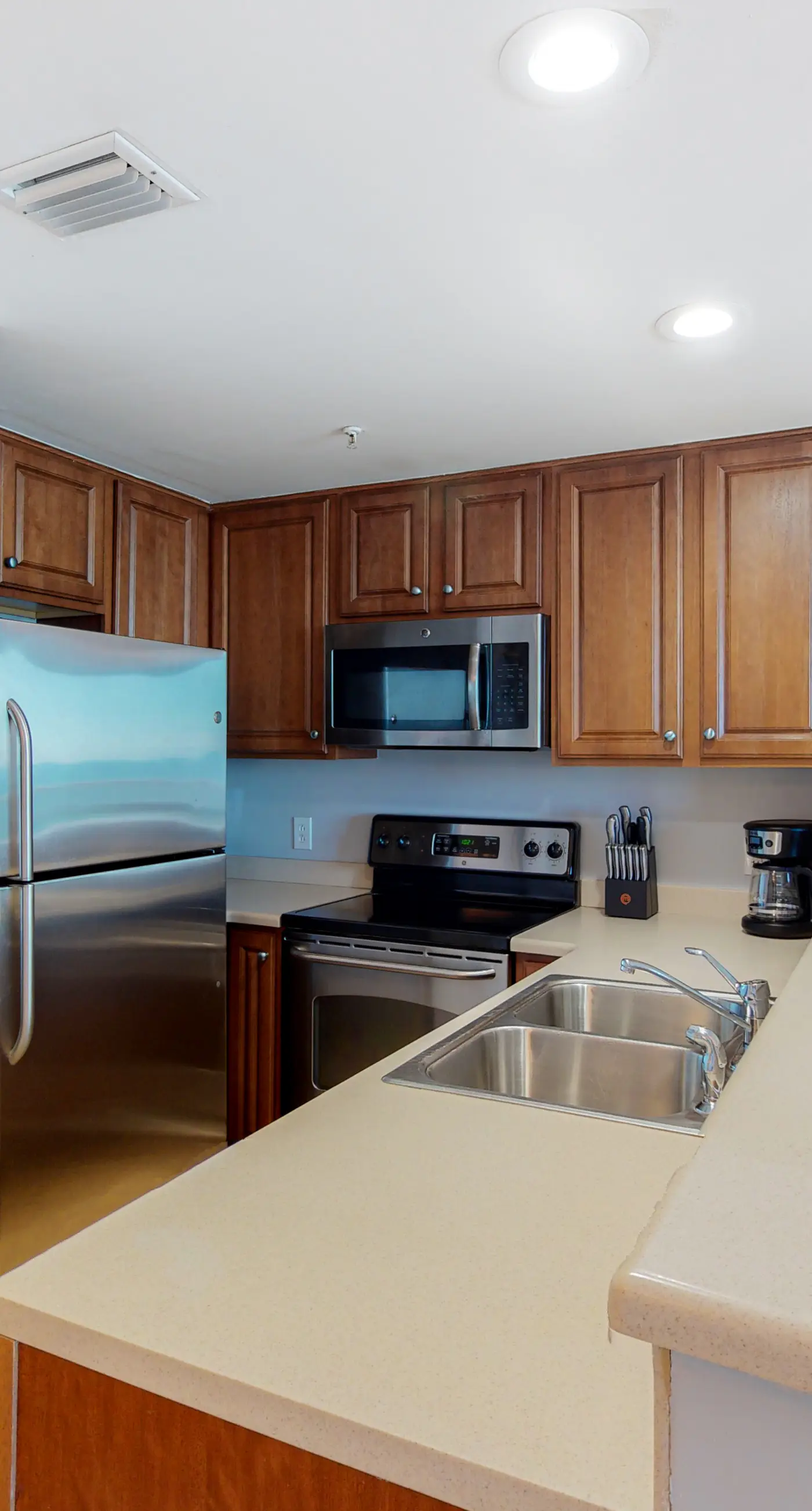 Flat with stunning view, pool, & beach access