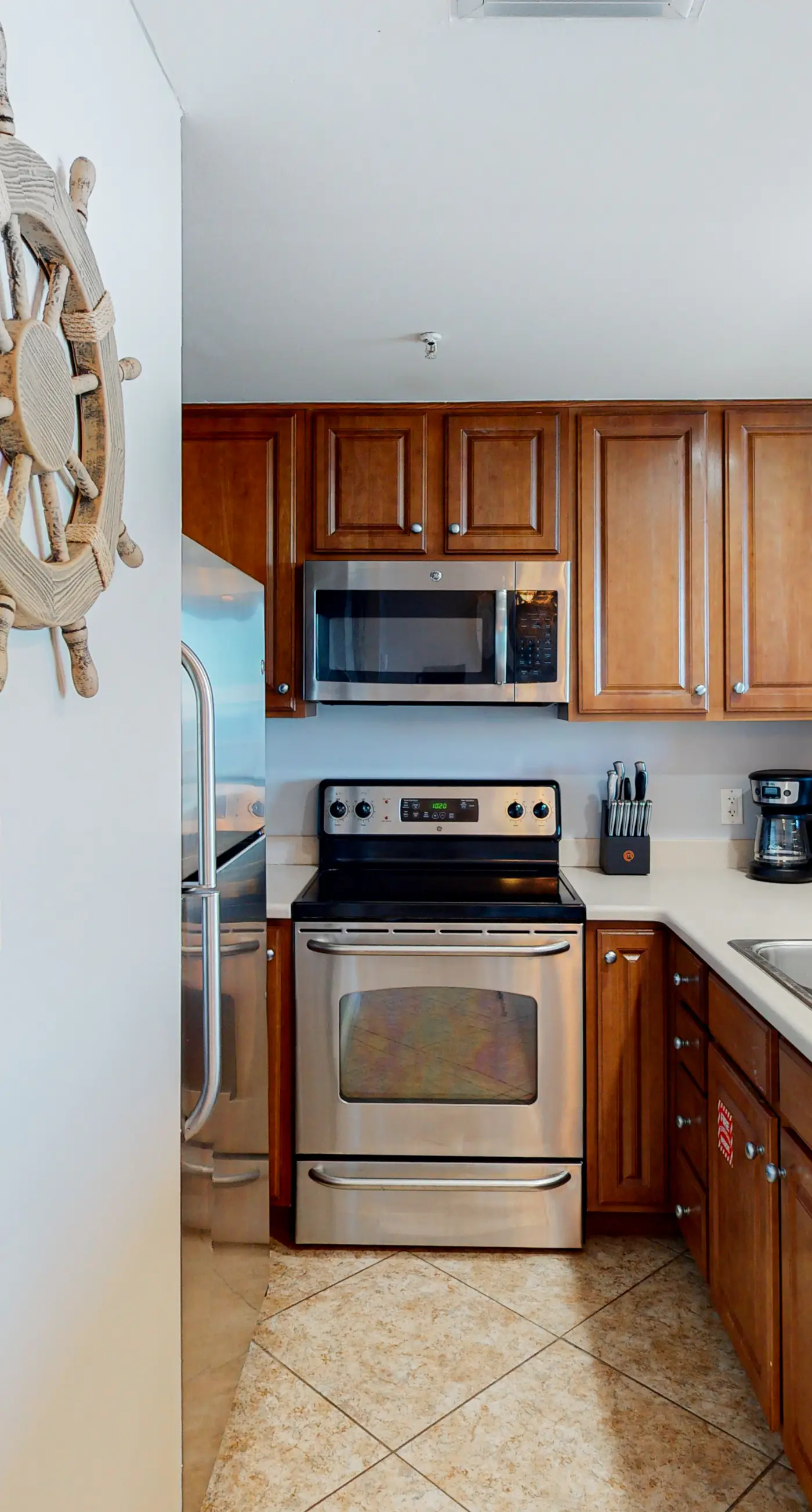 Flat with stunning view, pool, & beach access