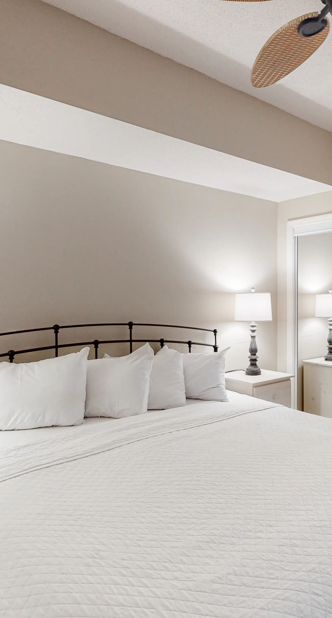 Flat with stunning view, pool, & beach access