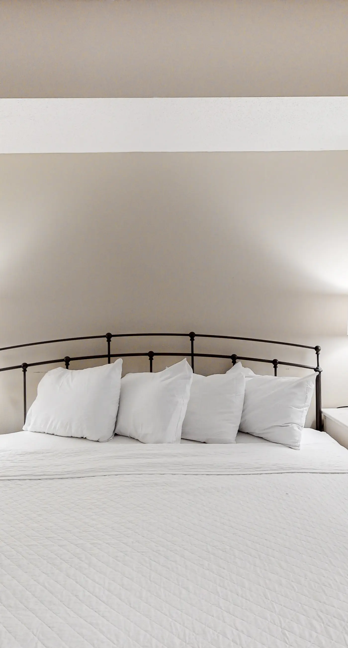 Flat with stunning view, pool, & beach access