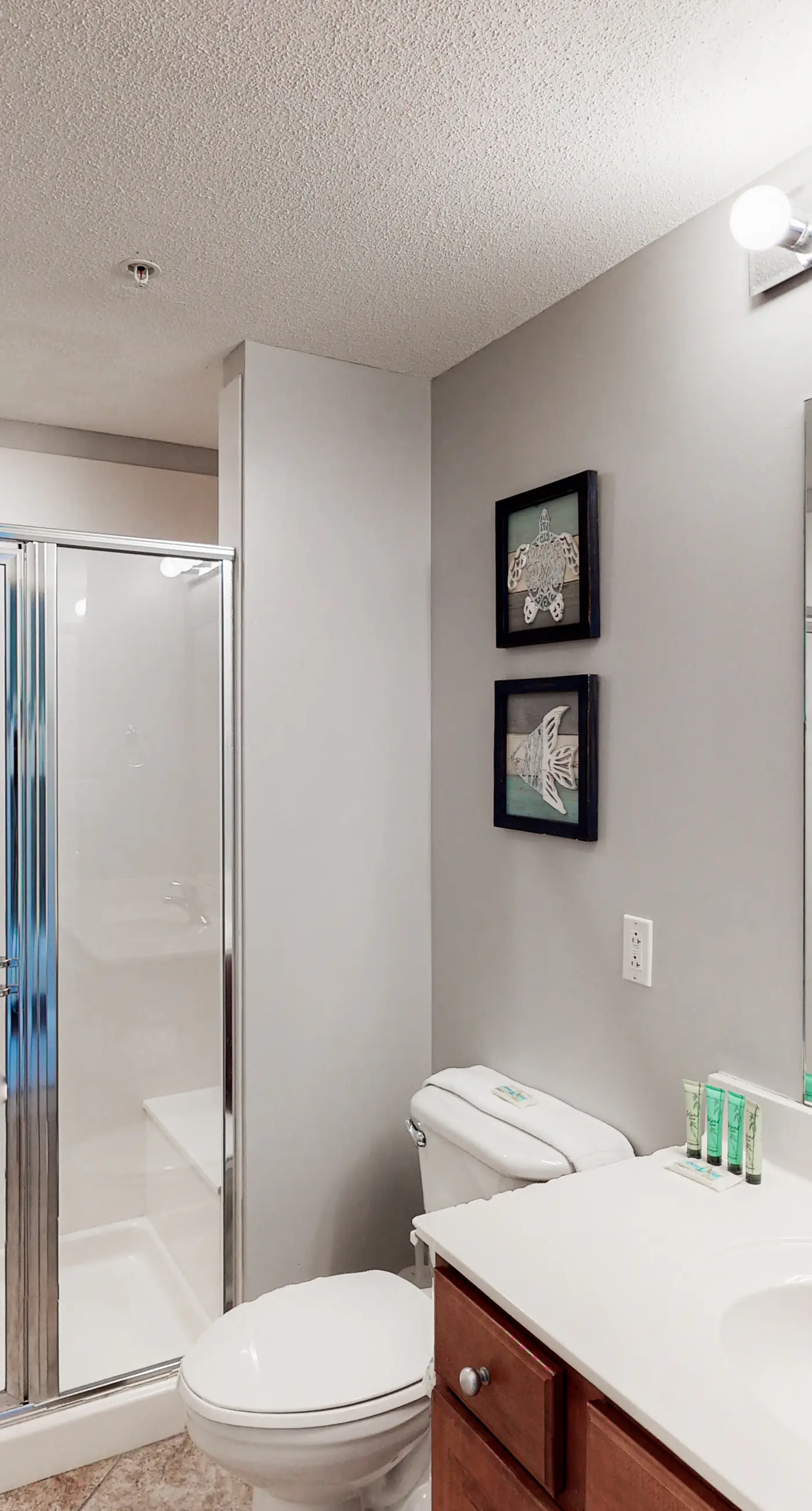 Flat with stunning view, pool, & beach access