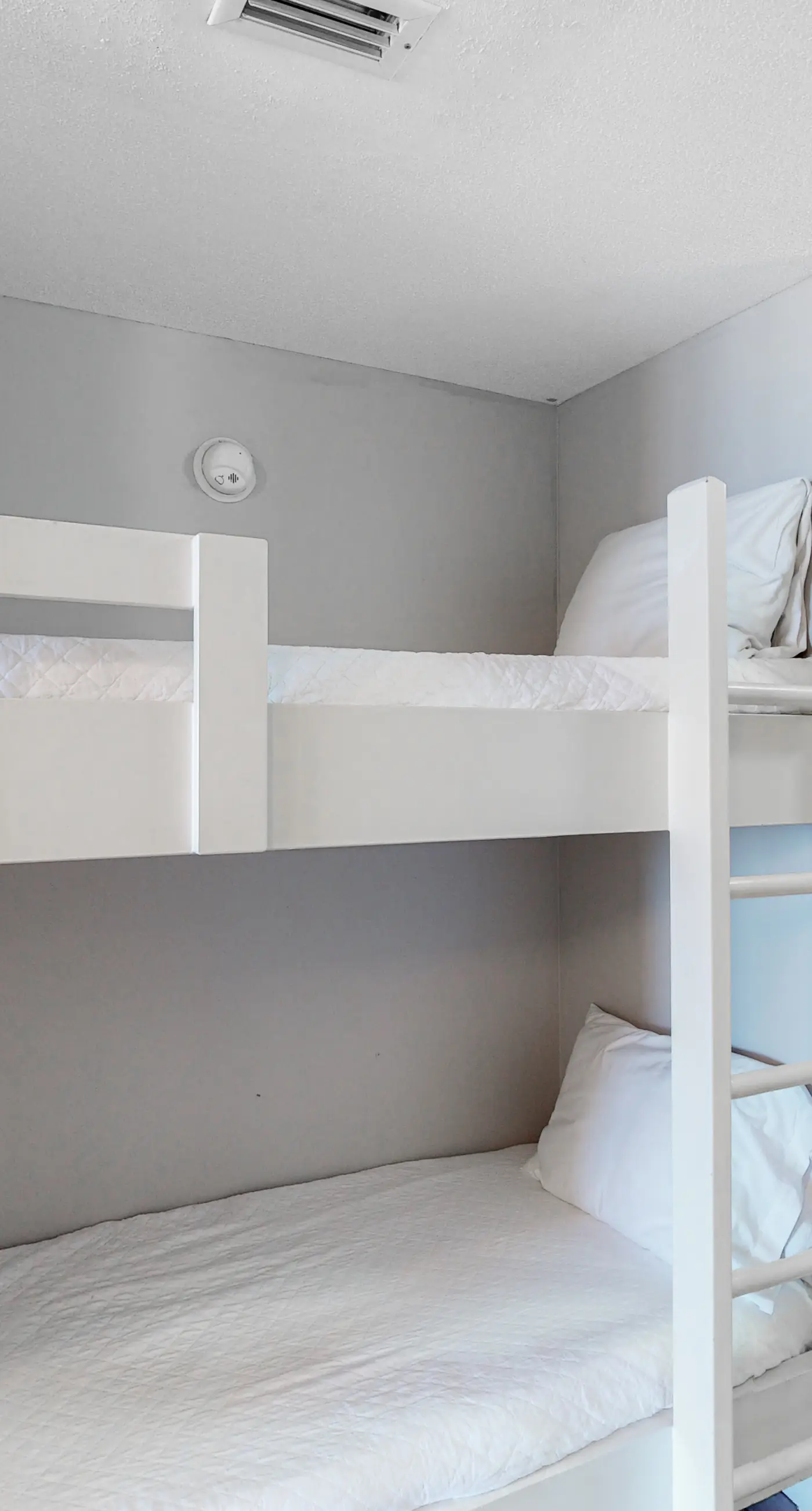 Flat with stunning view, pool, & beach access