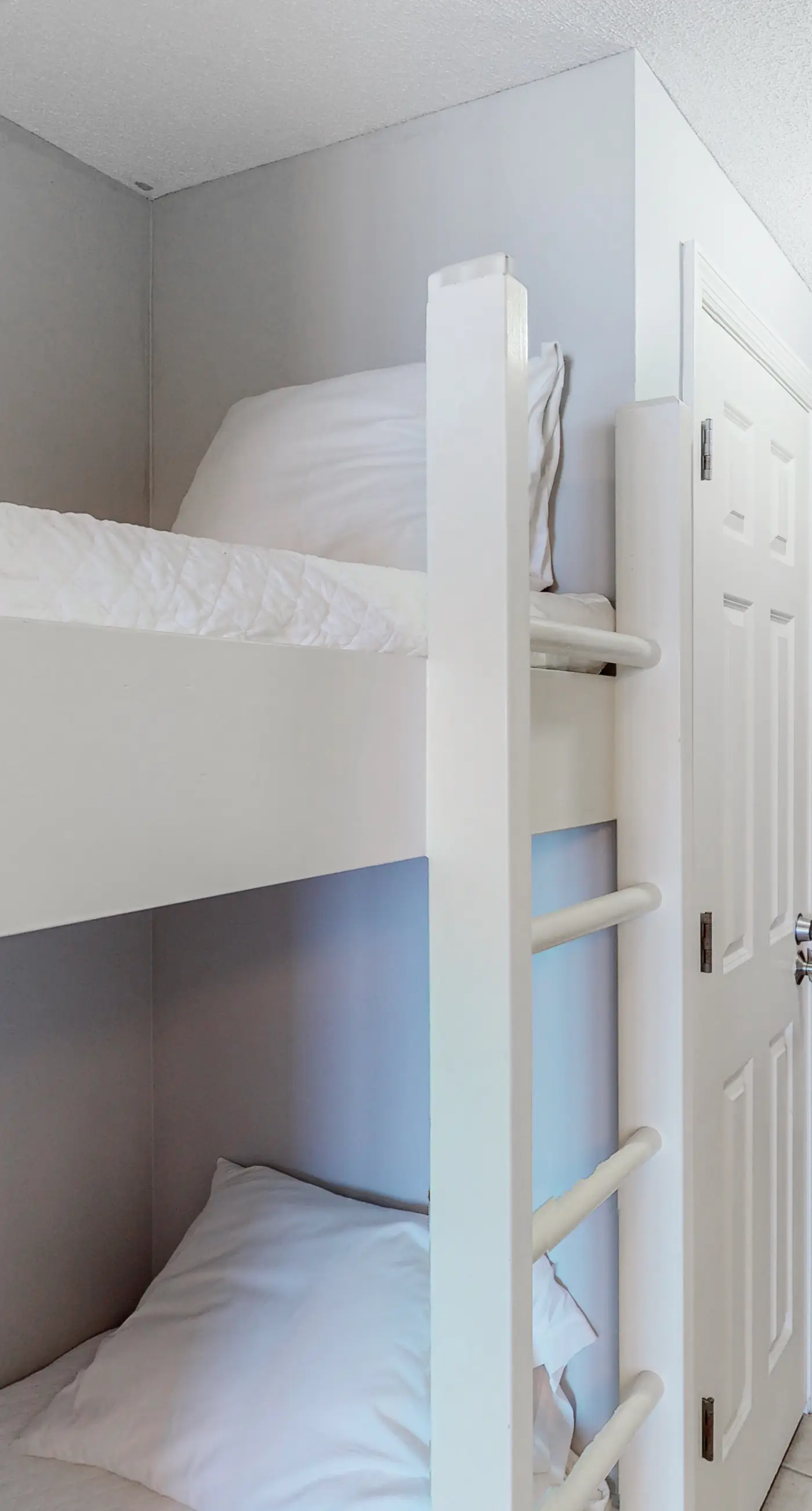 Flat with stunning view, pool, & beach access