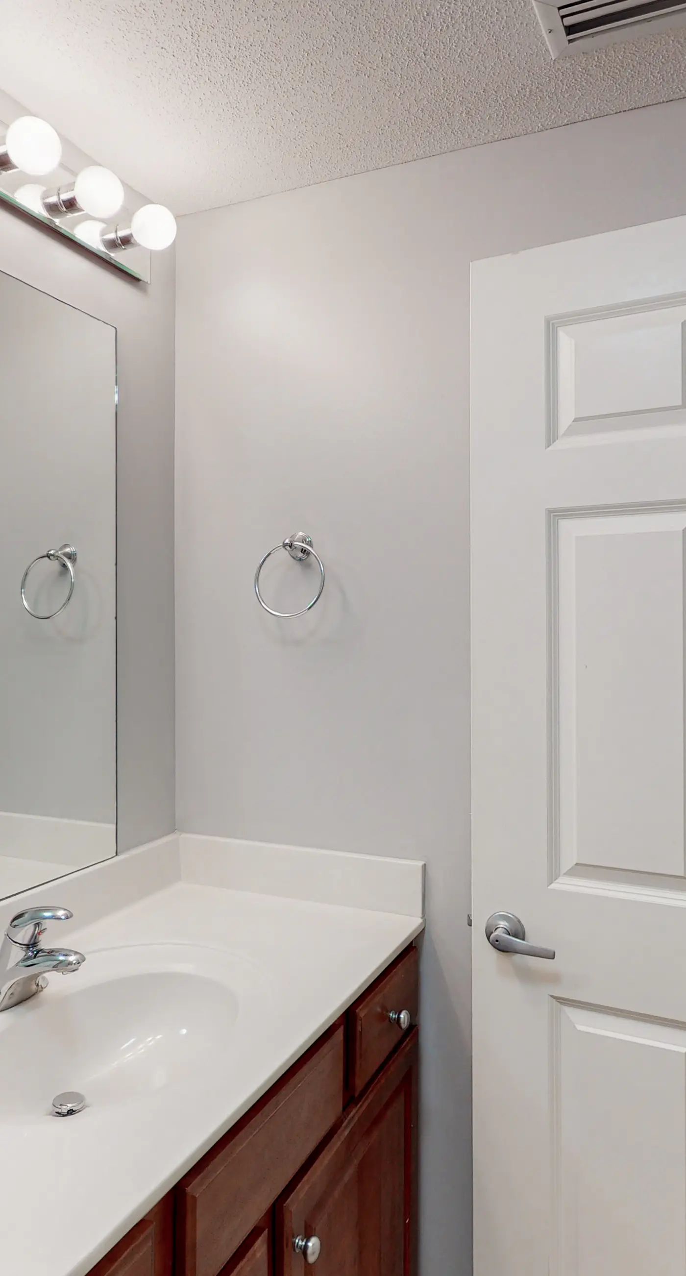 Flat with stunning view, pool, & beach access