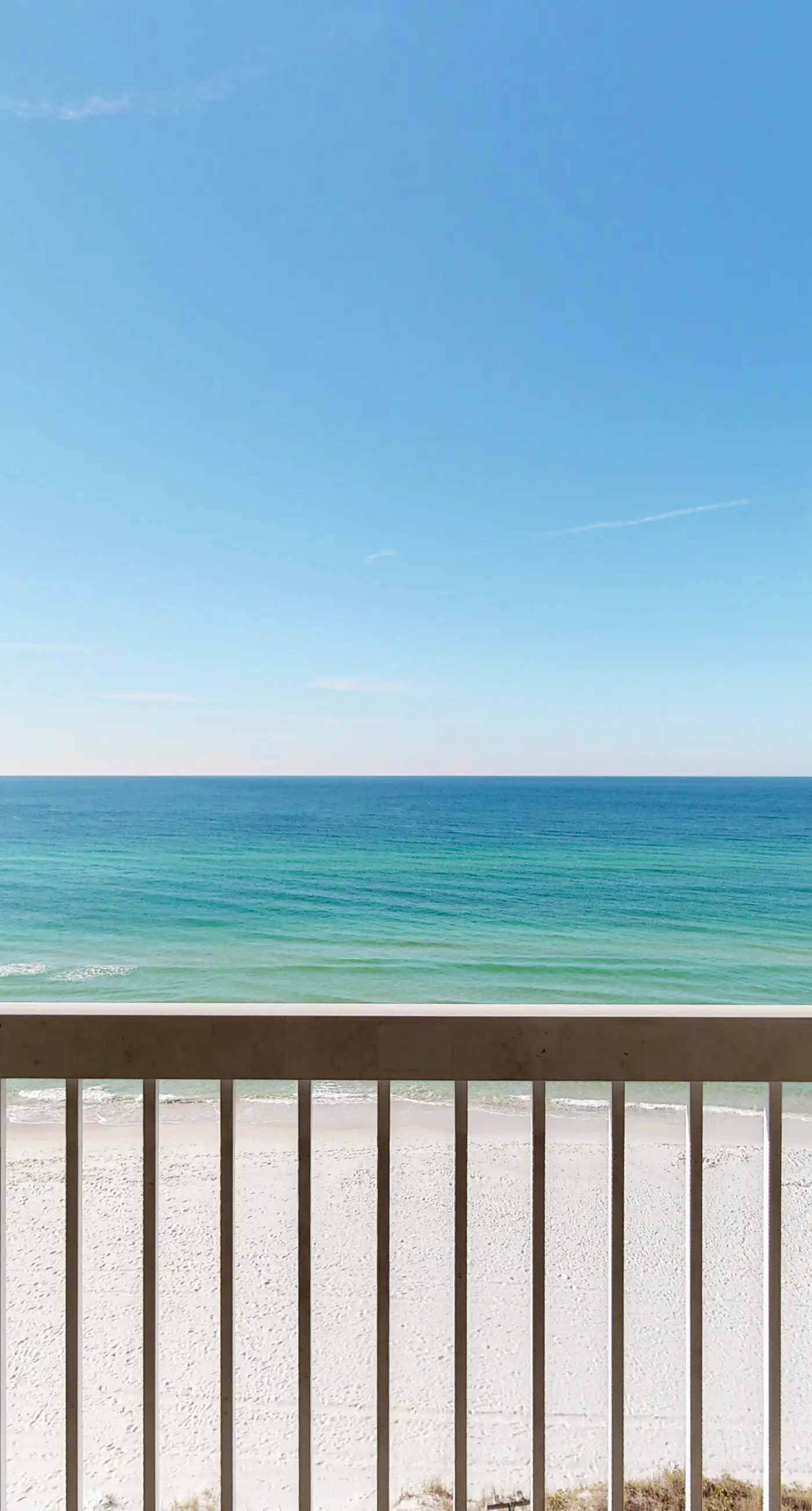 Flat with stunning view, pool, & beach access