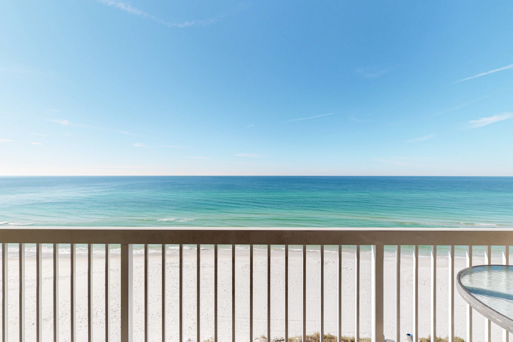 Flat with stunning view, pool, & beach access