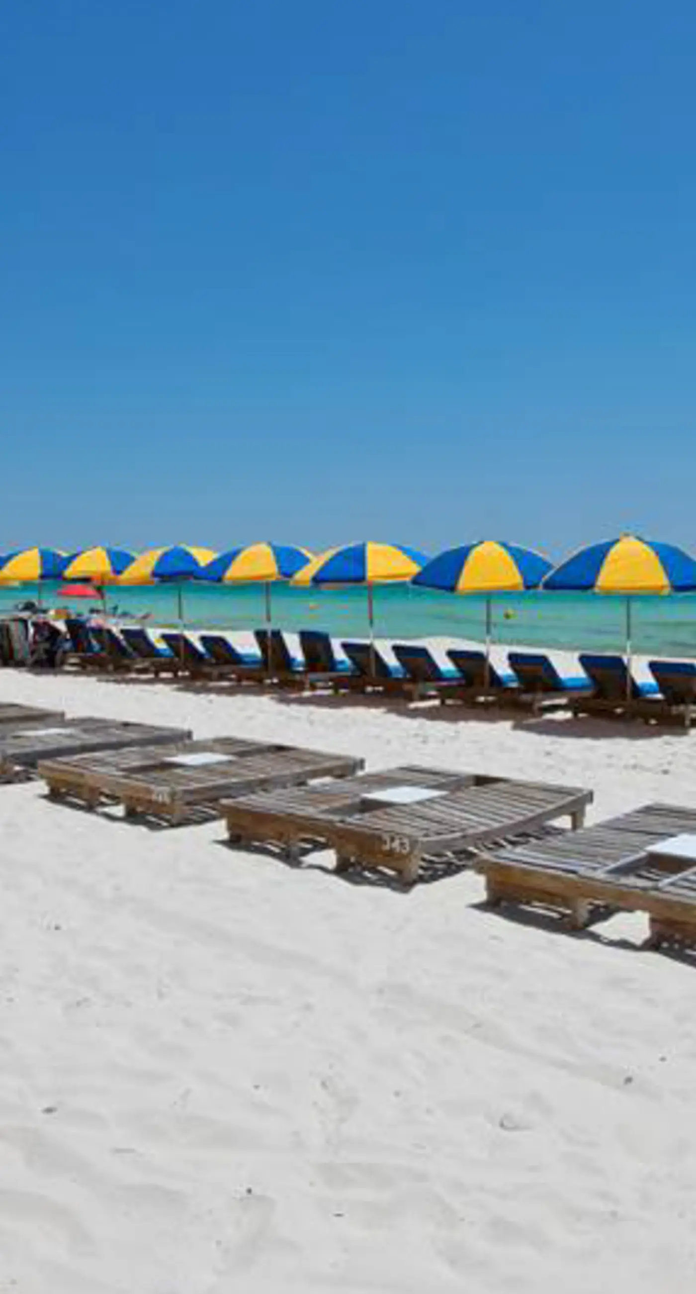 Flat with stunning view, pool, & beach access