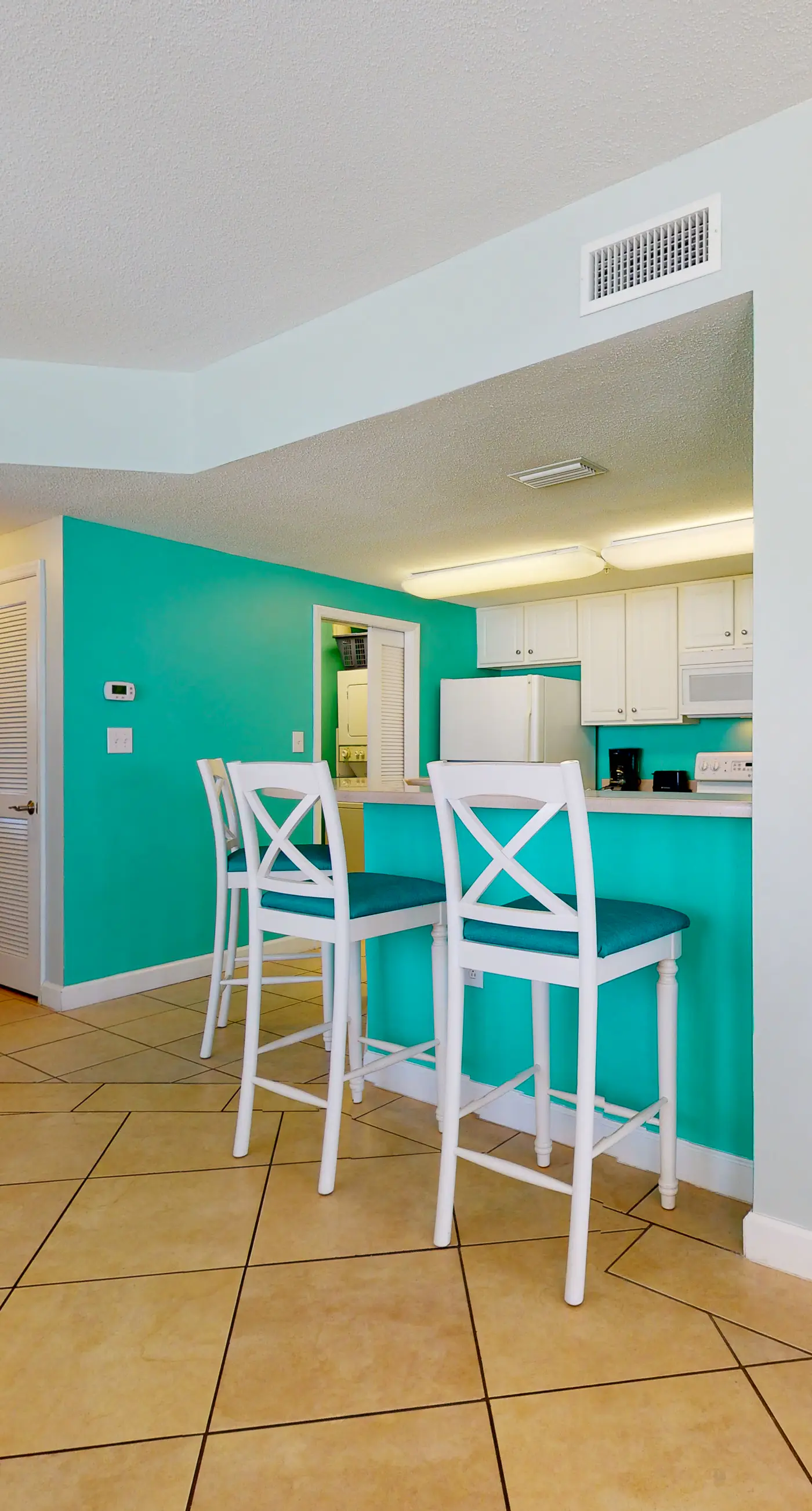 Sunny, eighth-floor, beachfront condo with pools, hot tub, & fitness room