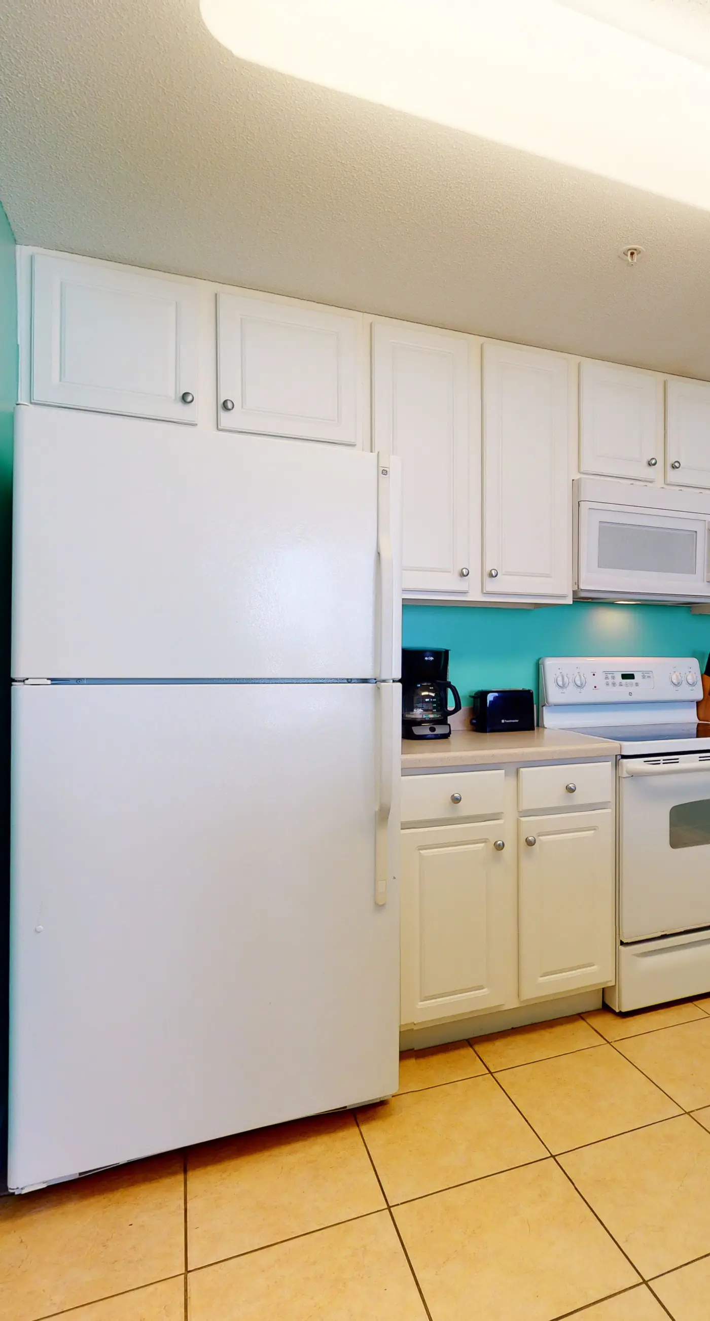 Sunny, eighth-floor, beachfront condo with pools, hot tub, & fitness room