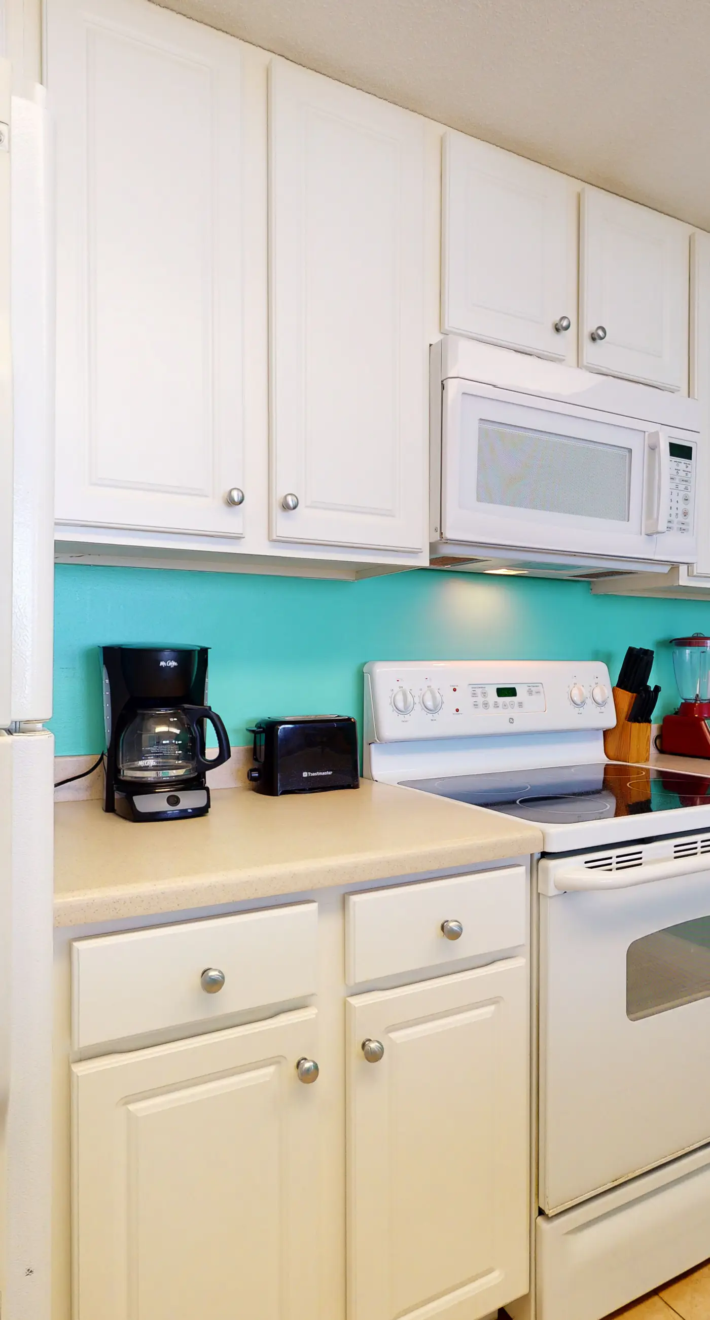 Sunny, eighth-floor, beachfront condo with pools, hot tub, & fitness room
