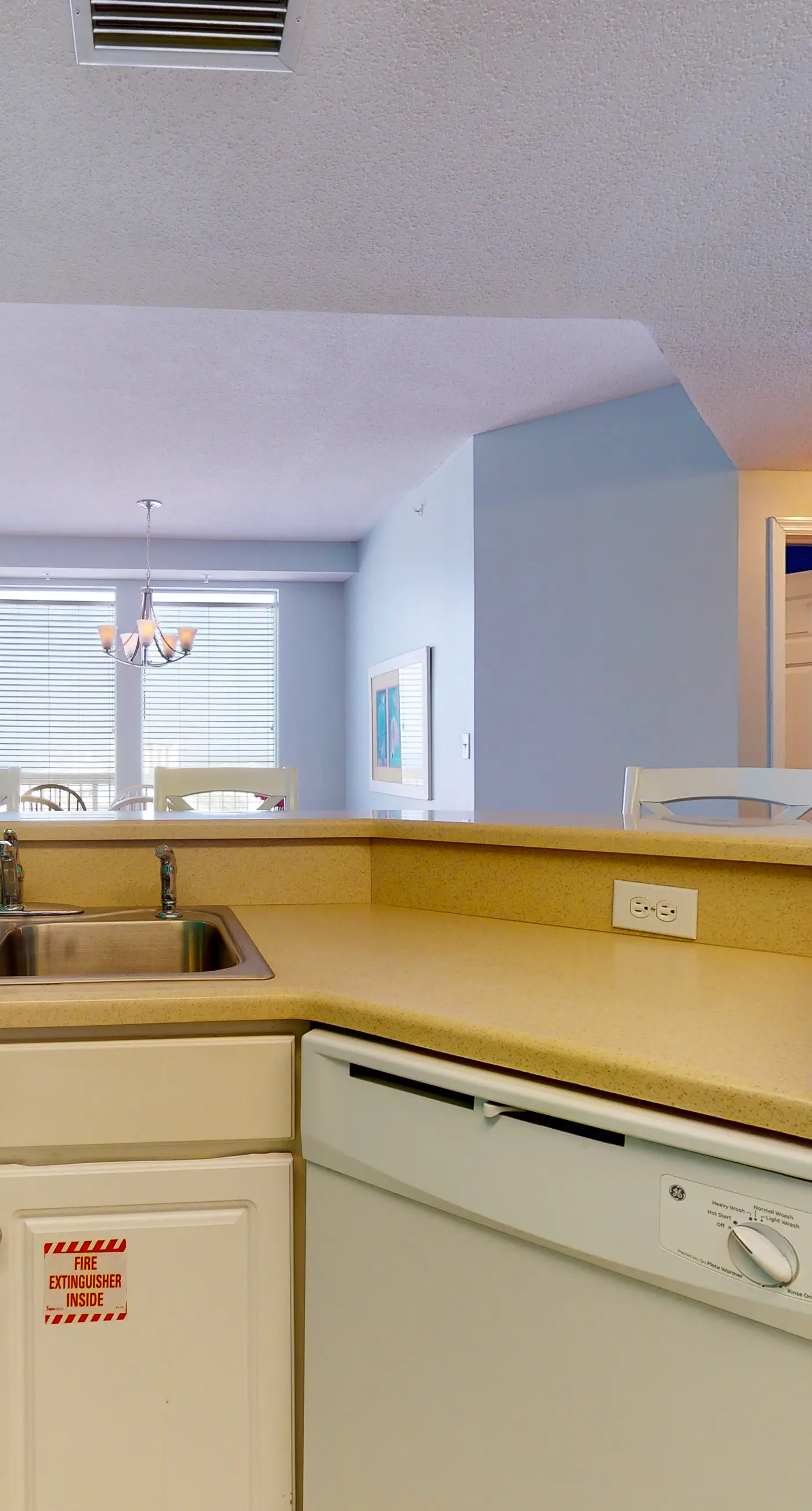 Sunny, eighth-floor, beachfront condo with pools, hot tub, & fitness room