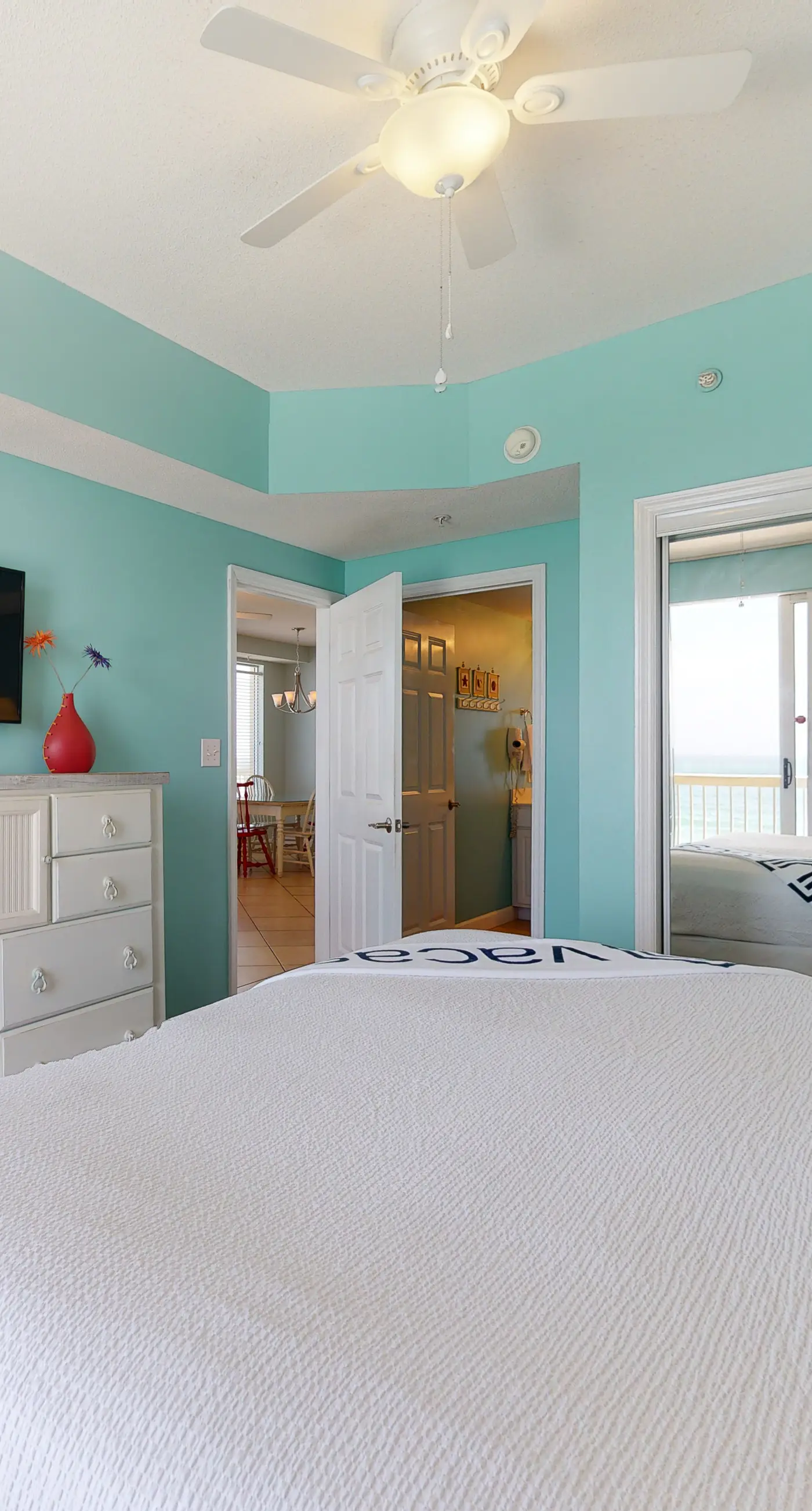 Sunny, eighth-floor, beachfront condo with pools, hot tub, & fitness room