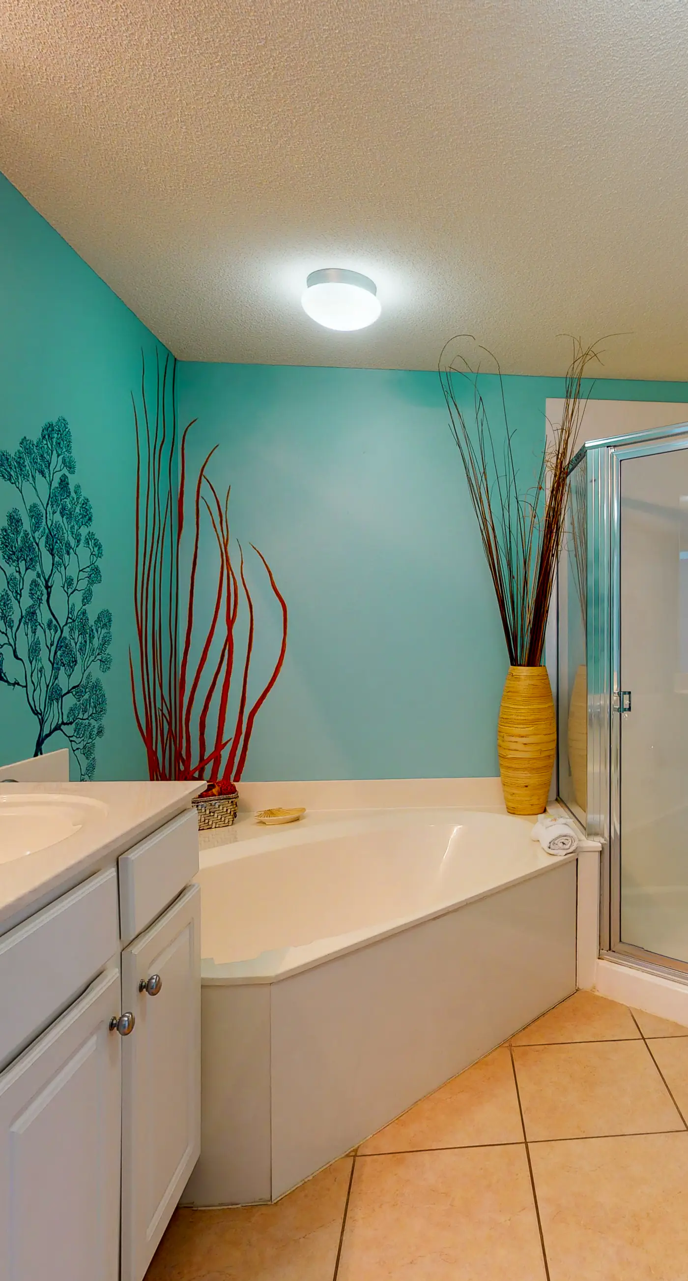 Sunny, eighth-floor, beachfront condo with pools, hot tub, & fitness room
