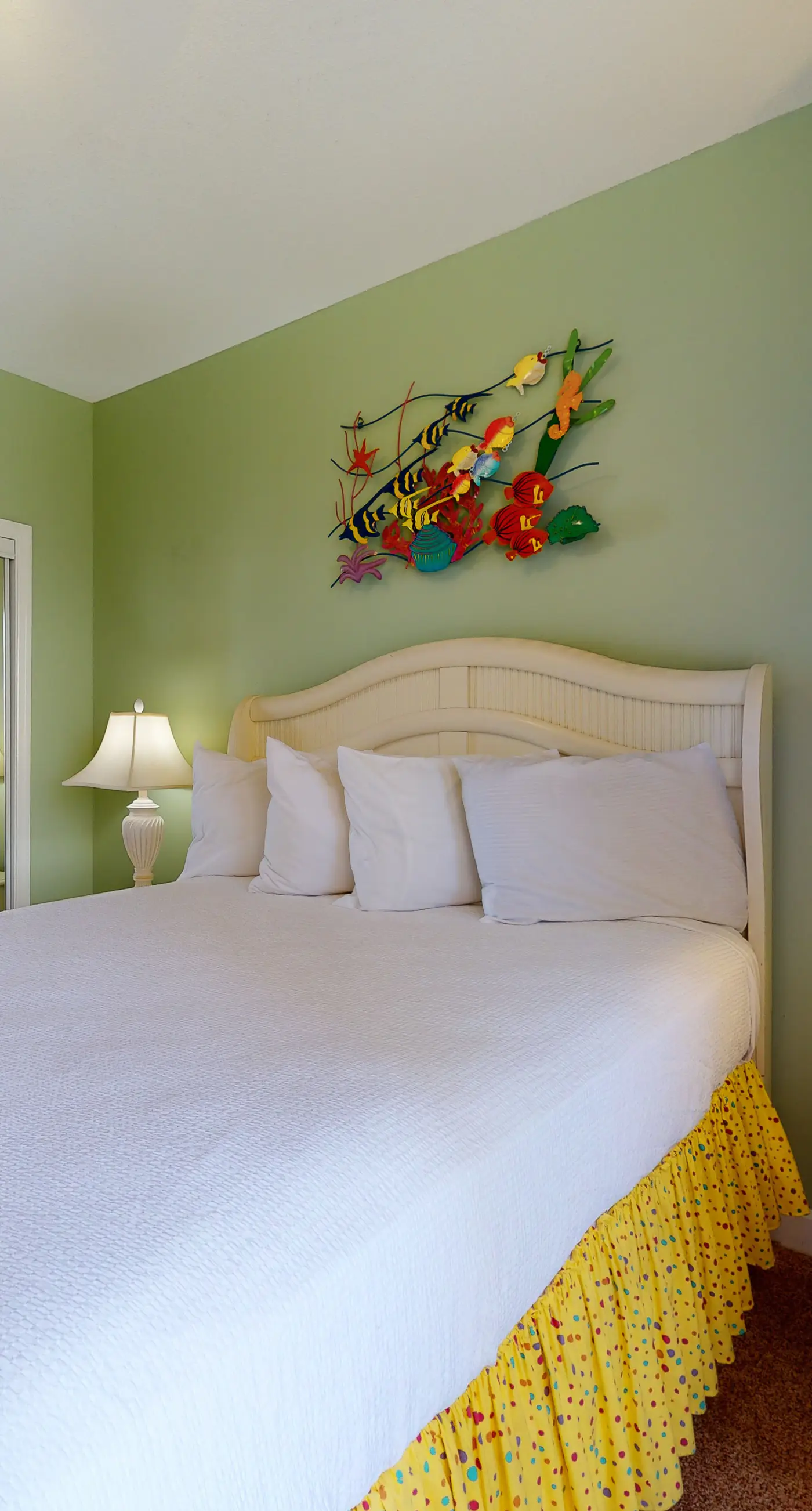 Sunny, eighth-floor, beachfront condo with pools, hot tub, & fitness room