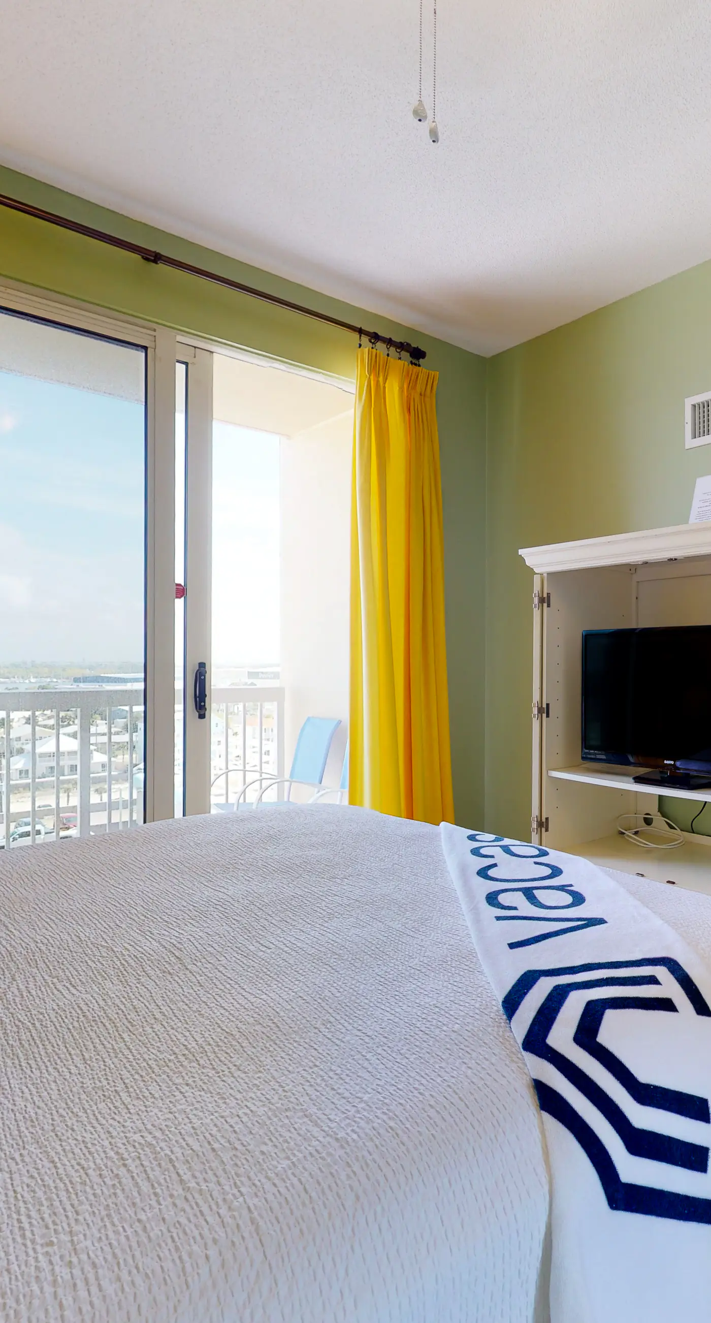 Sunny, eighth-floor, beachfront condo with pools, hot tub, & fitness room