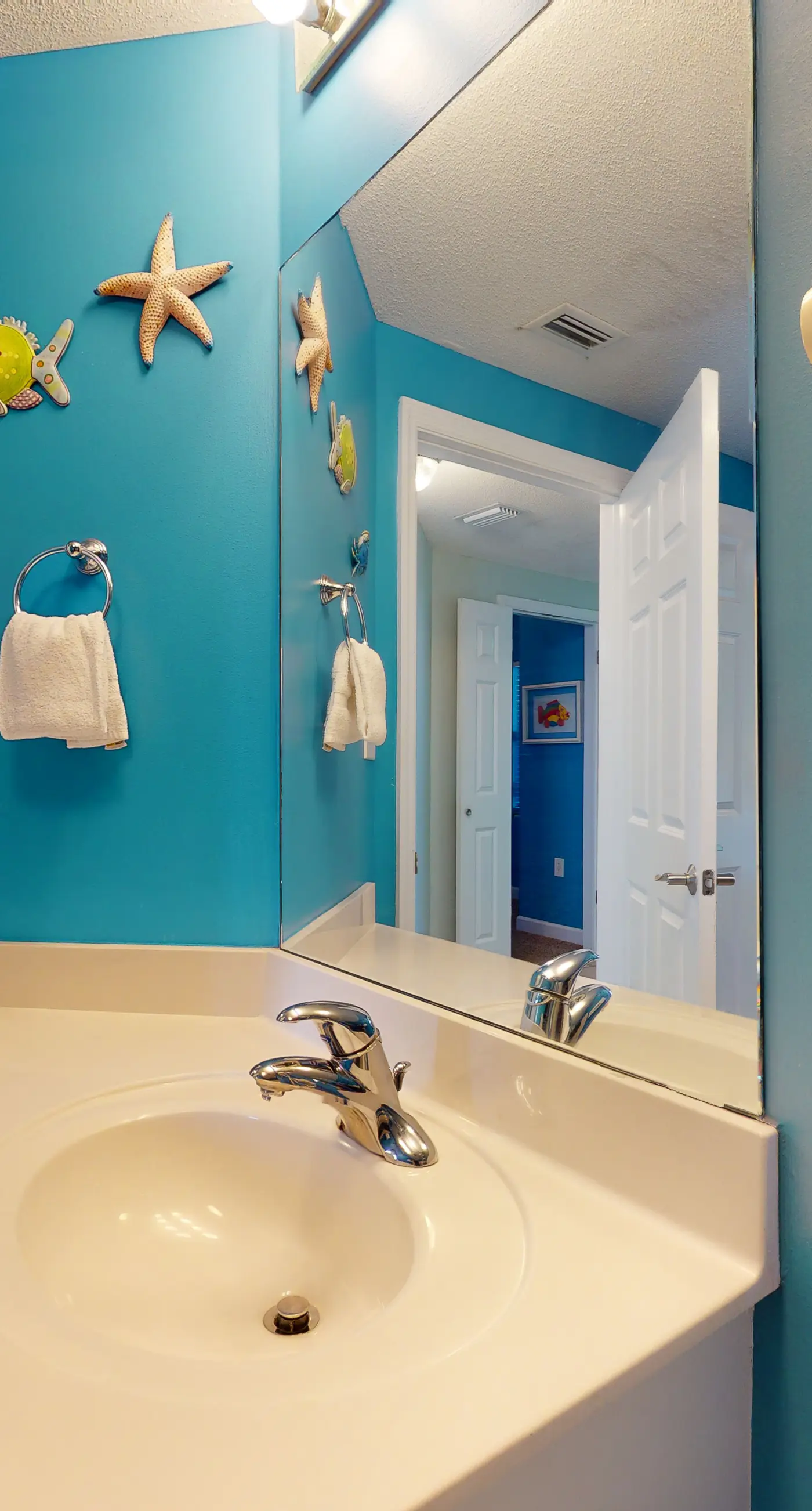 Sunny, eighth-floor, beachfront condo with pools, hot tub, & fitness room