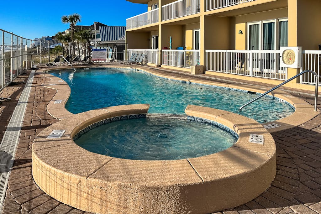 Deluxe condo with Gulf view, heated pool & balcony