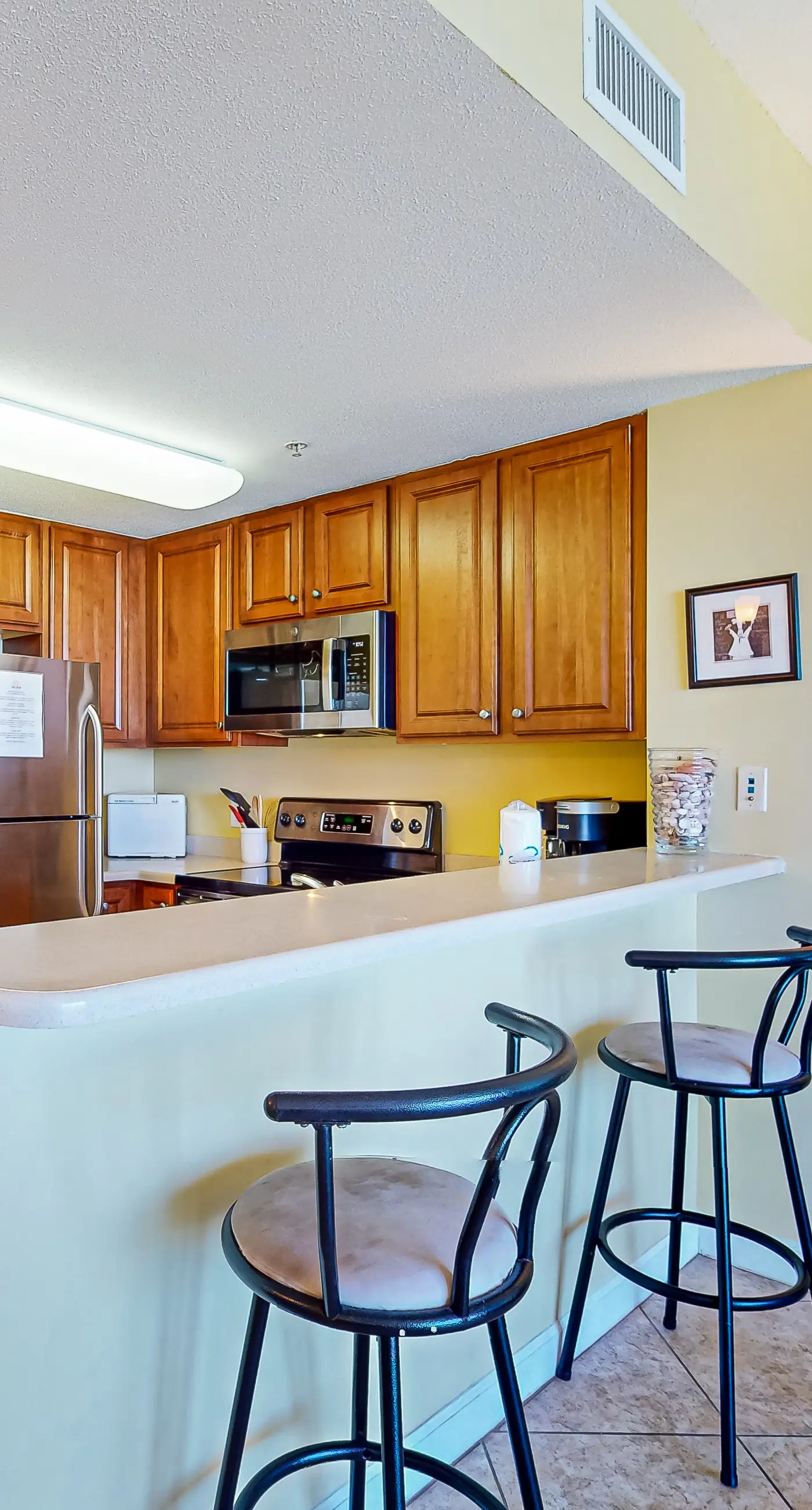 Cool & comfortable beachfront condo with balcony, pool, & gym