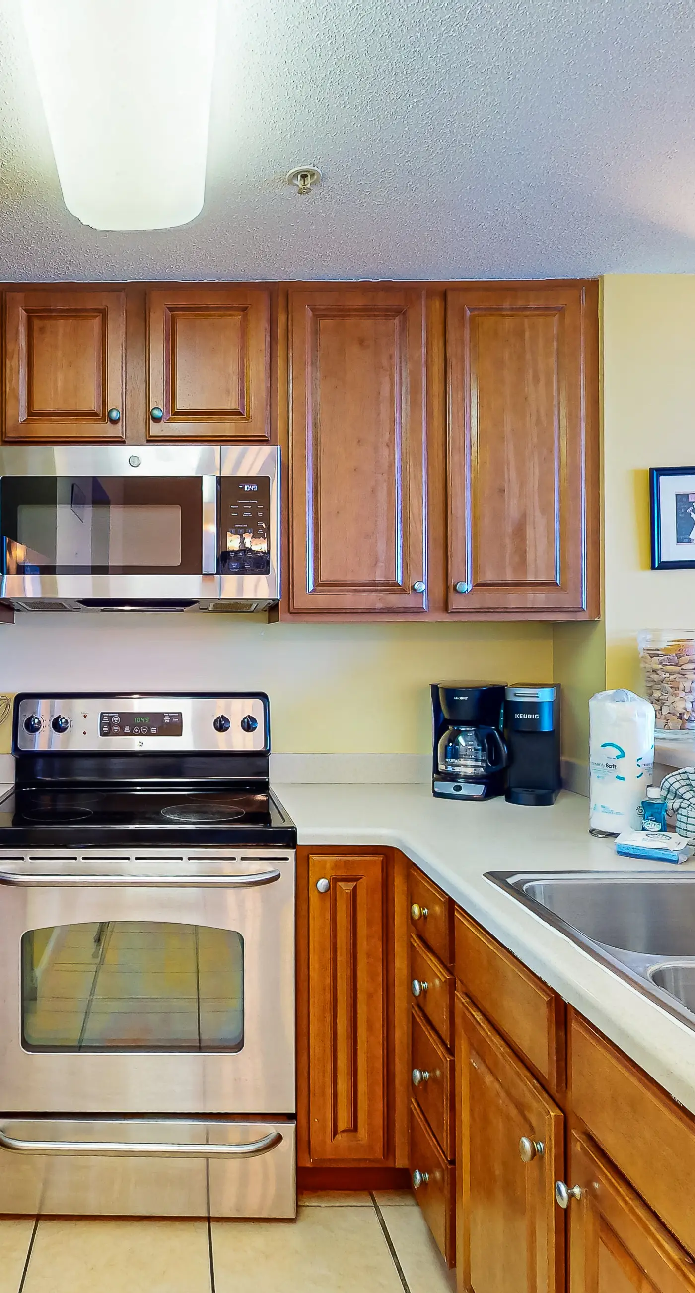 Cool & comfortable beachfront condo with balcony, pool, & gym