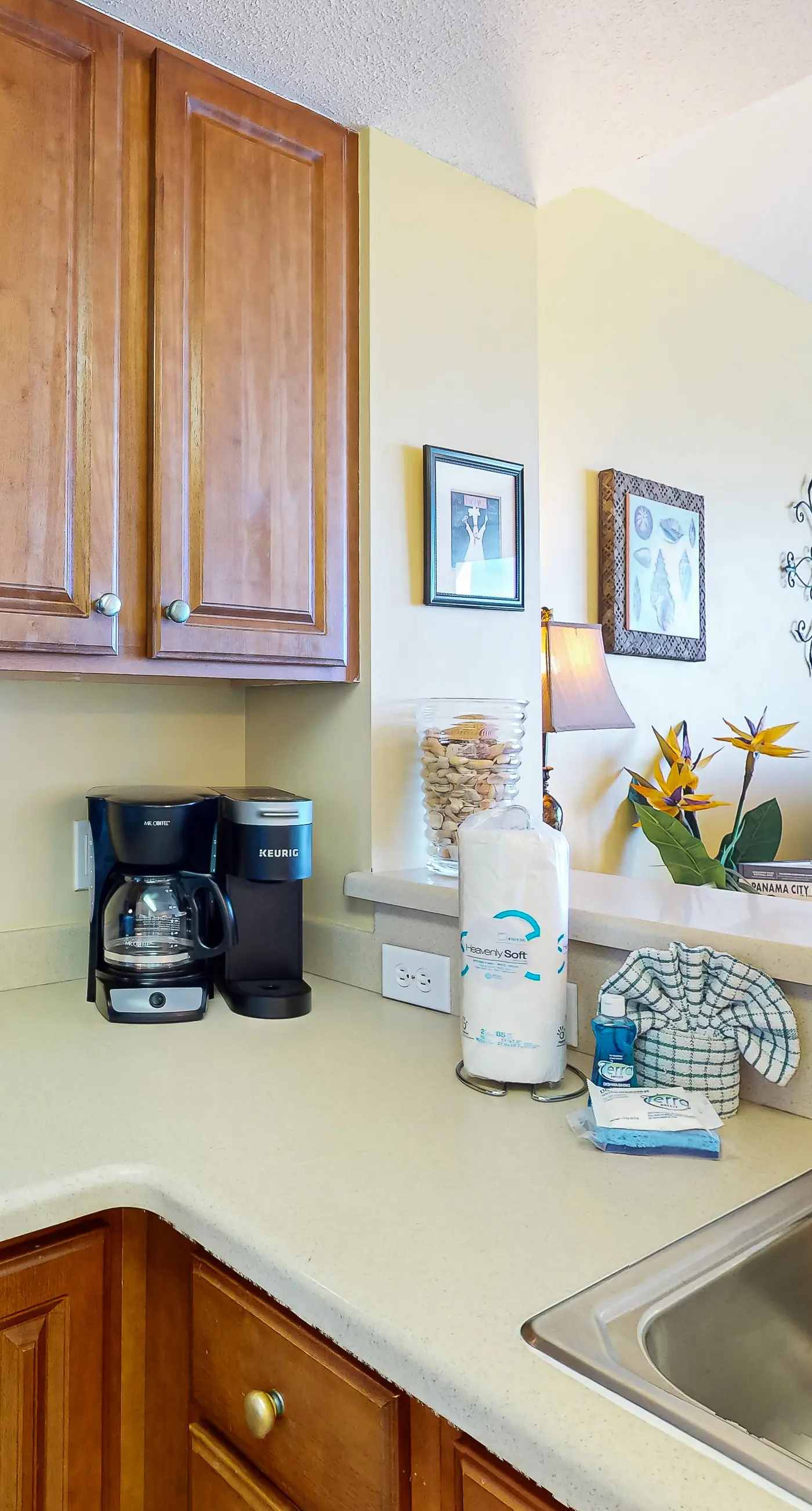 Cool & comfortable beachfront condo with balcony, pool, & gym