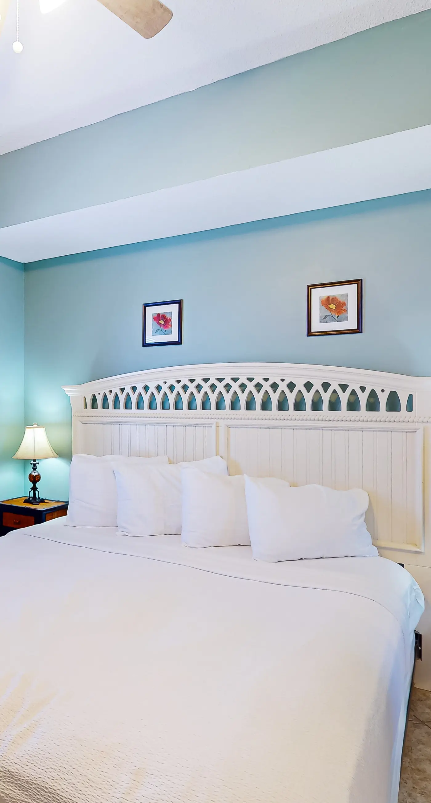 Cool & comfortable beachfront condo with balcony, pool, & gym