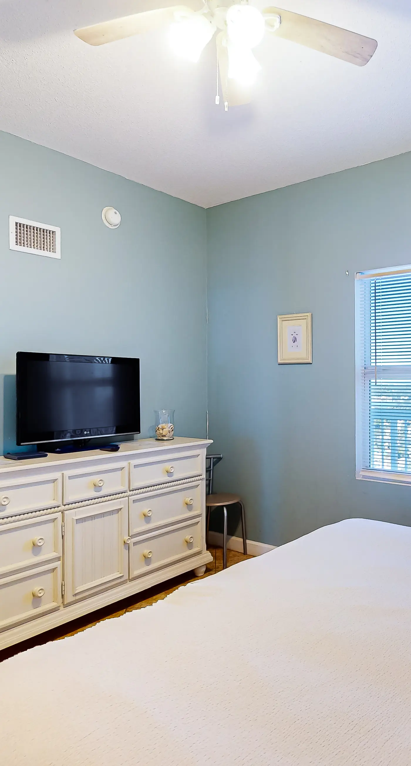 Cool & comfortable beachfront condo with balcony, pool, & gym