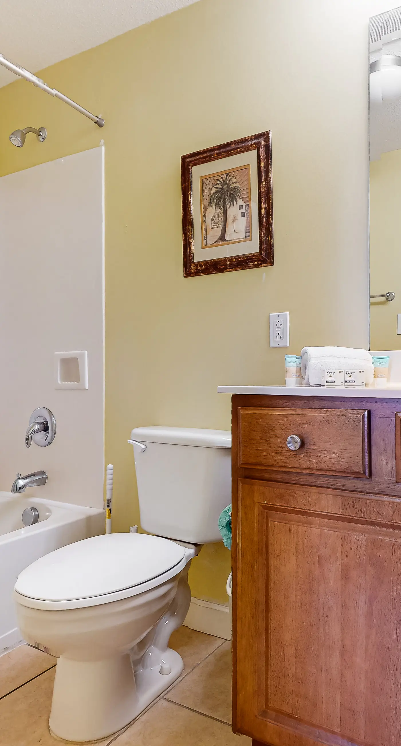 Cool & comfortable beachfront condo with balcony, pool, & gym