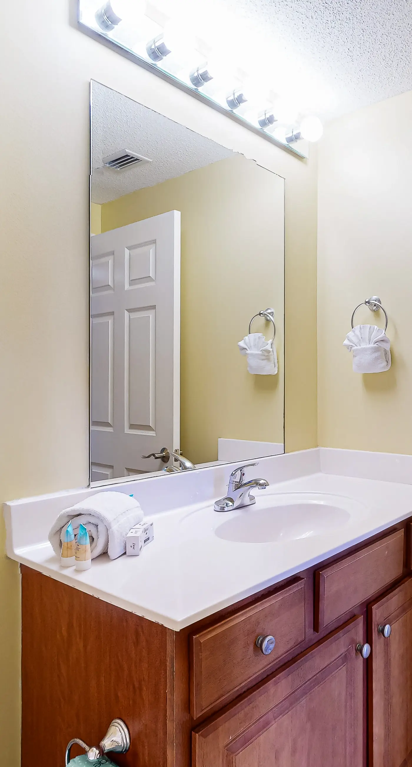 Cool & comfortable beachfront condo with balcony, pool, & gym