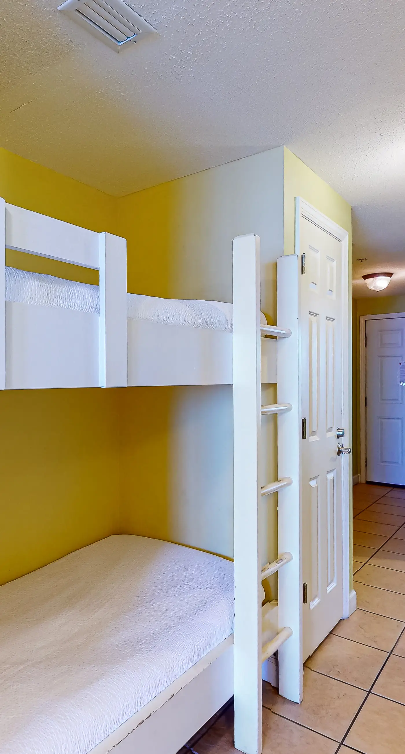 Cool & comfortable beachfront condo with balcony, pool, & gym
