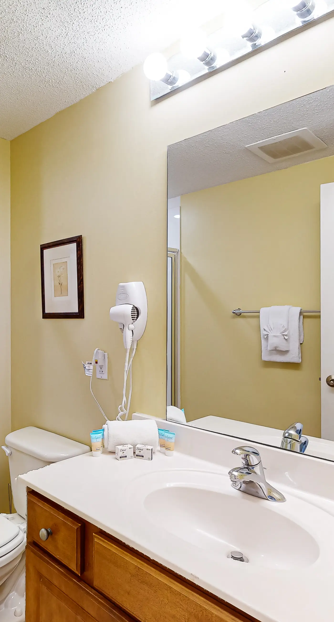 Cool & comfortable beachfront condo with balcony, pool, & gym