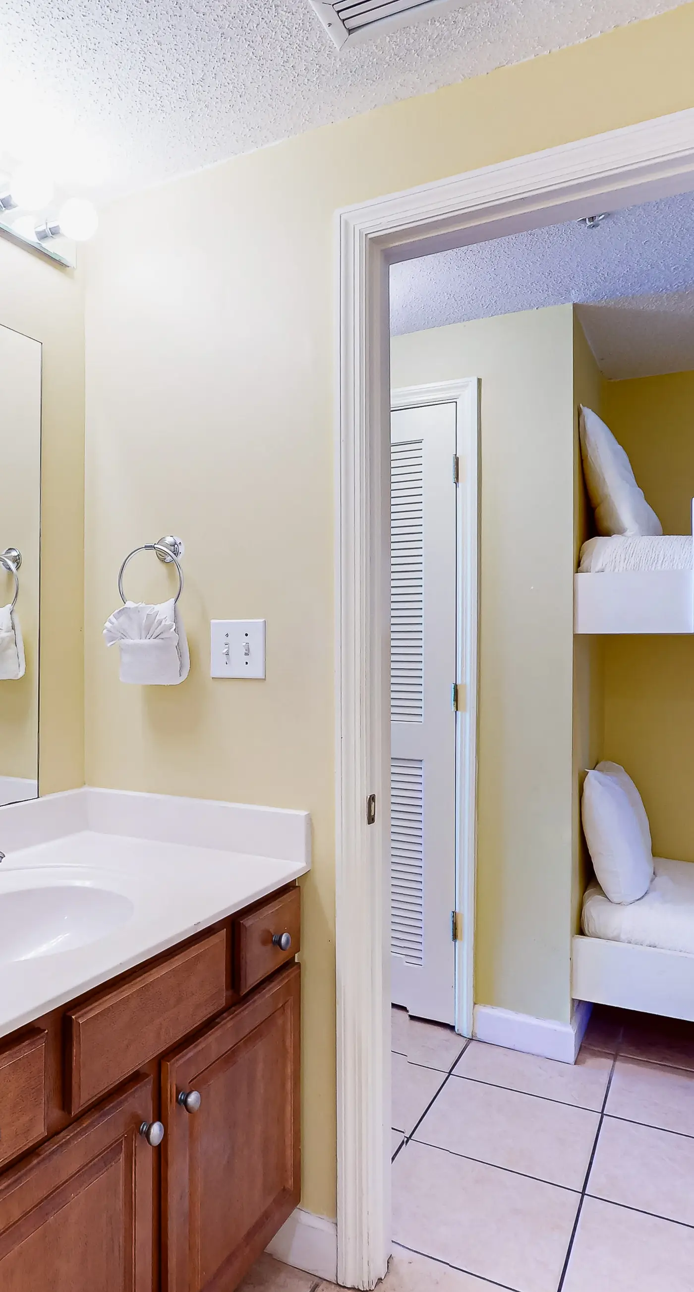 Cool & comfortable beachfront condo with balcony, pool, & gym