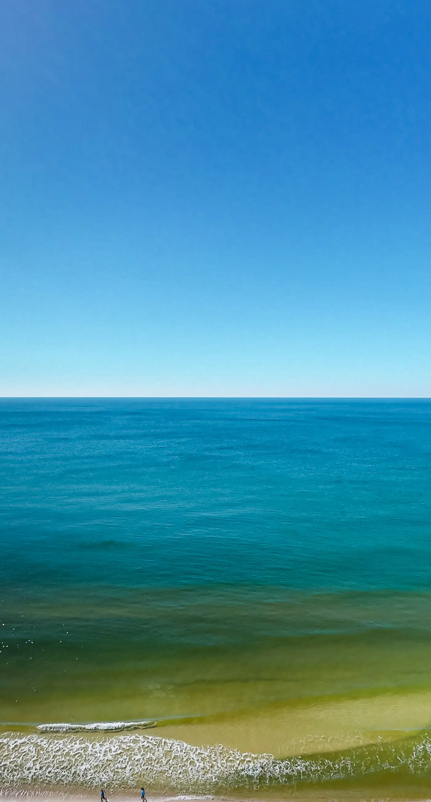Cool & comfortable beachfront condo with balcony, pool, & gym