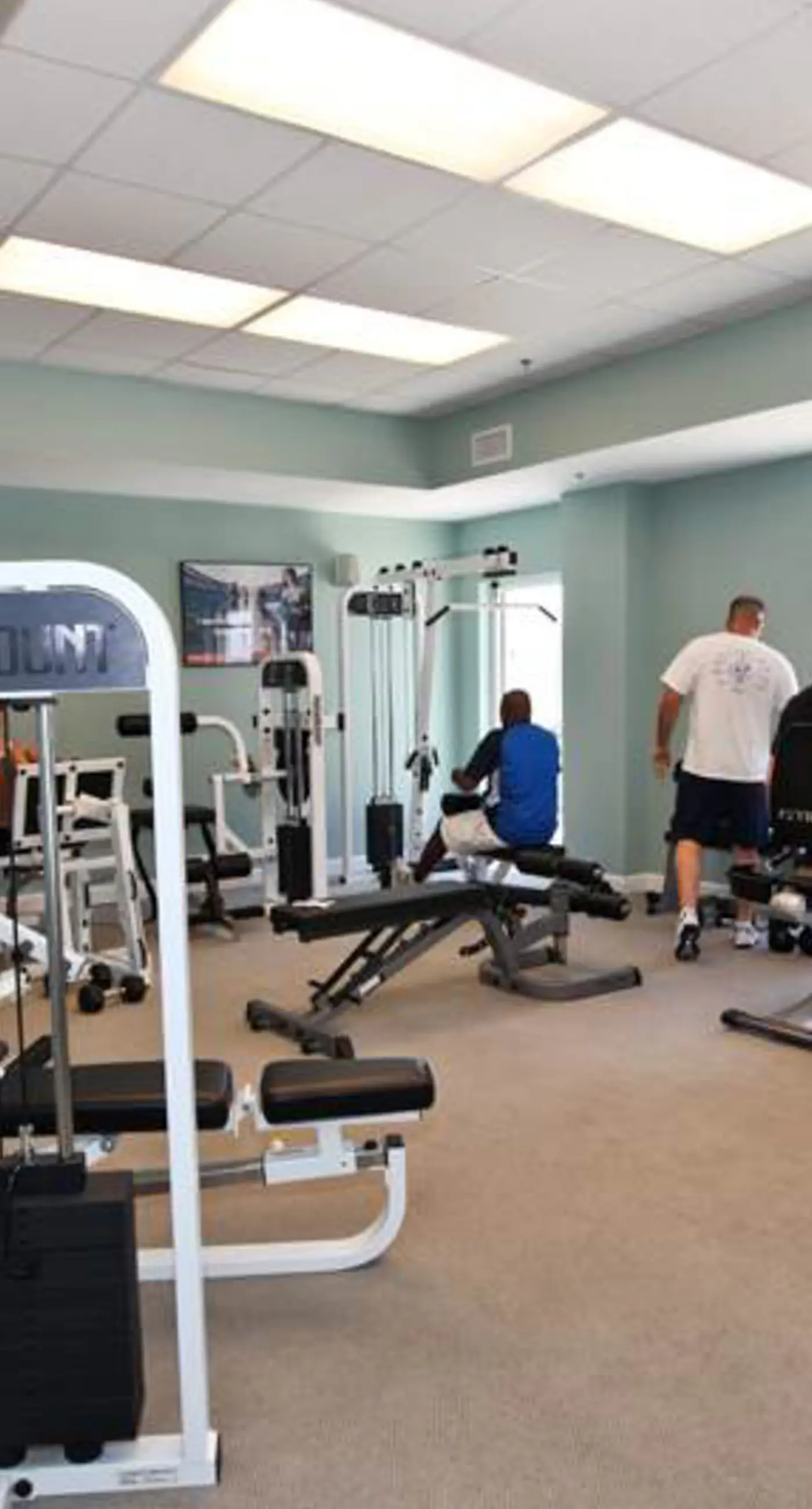 Cool & comfortable beachfront condo with balcony, pool, & gym