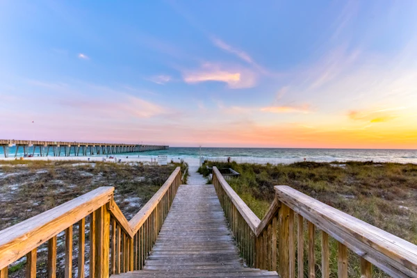 Cool & comfortable beachfront condo with balcony, pool, & gym