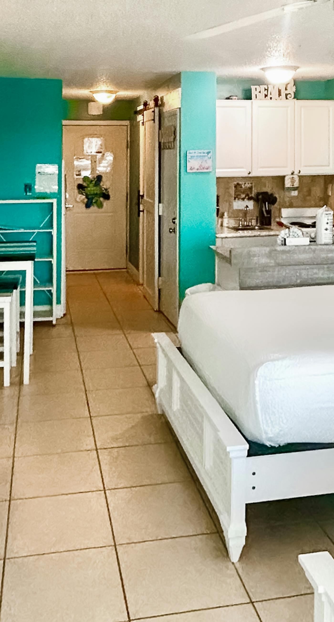 8th-Floor studio in beachfront resort with outdoor pool, game room, gym, patio